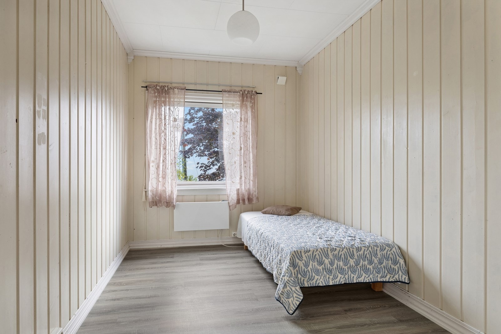 Boligen har tre soverom, alle av god størrelse og med fleksible innredningsmuligheter. Galleribilde