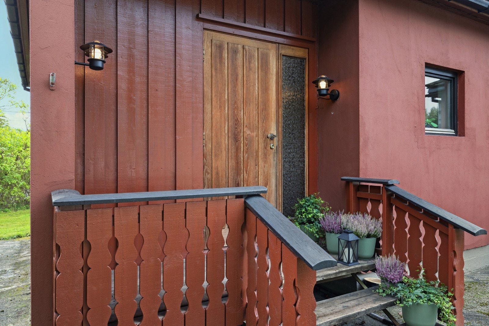 Boligen har et inngangsparti med trapp og en liten veranda, delvis overbygget for ly og komfort. Galleribilde