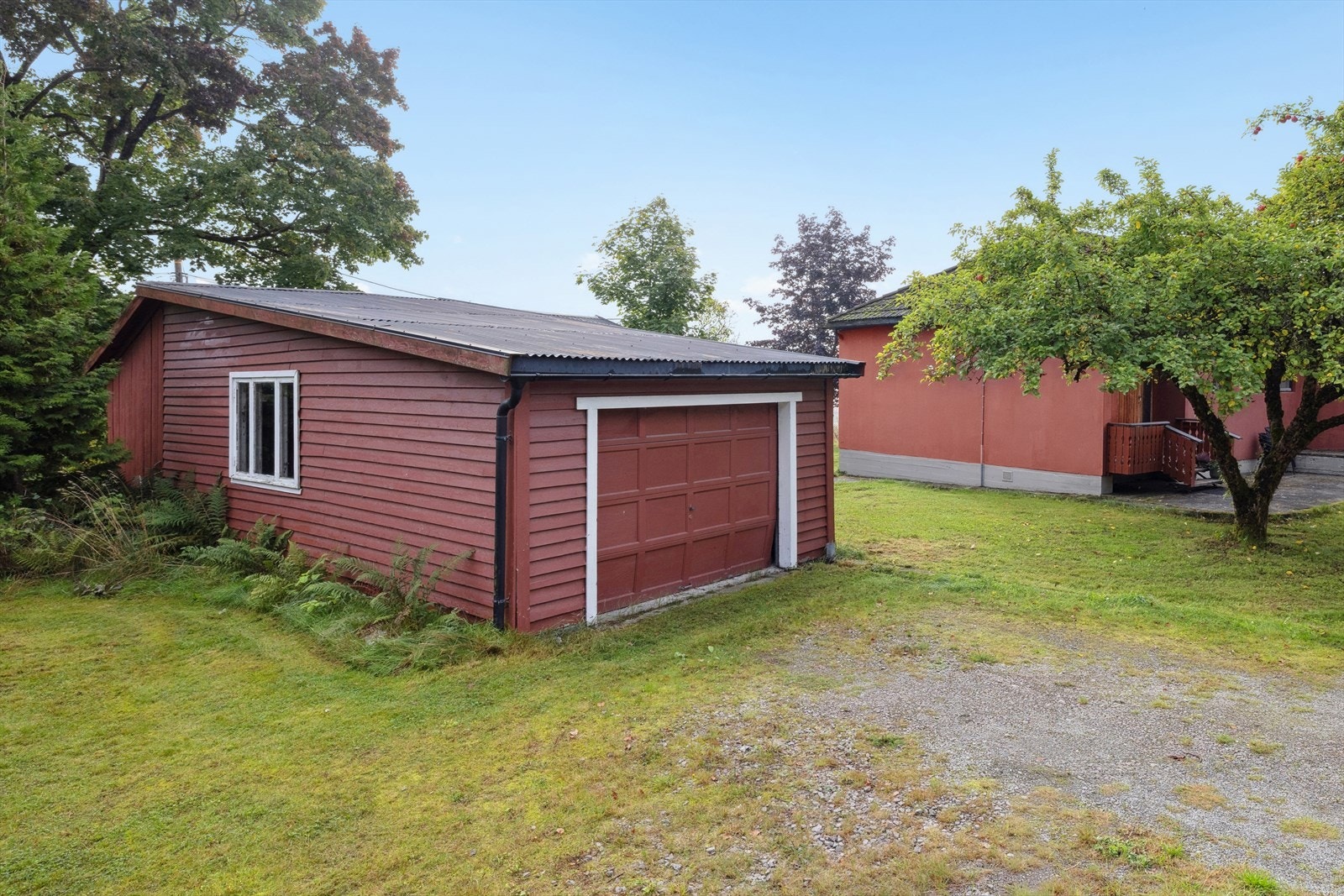 Garasjen egner seg godt til oppbevaring og kan fungere som en hobbygarasje for den som ønsker ekstra plass til prosjekter eller lagring. Galleribilde