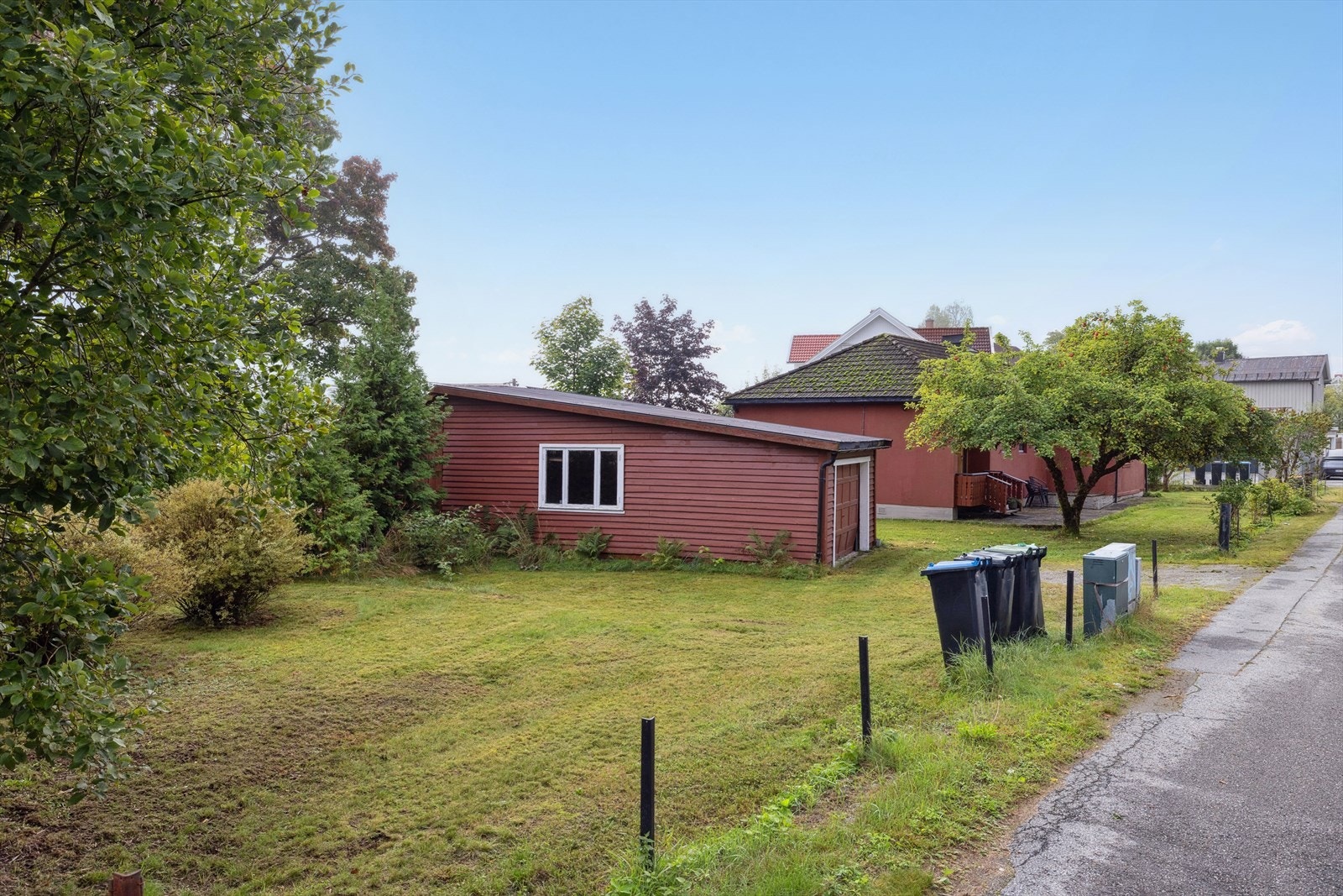 Området er rolig og trivelig, preget av eneboliger og småhusbebyggelse, og byr på svært kort gangavstand til sentrum med butikker, spisesteder og servicetilbud. Galleribilde