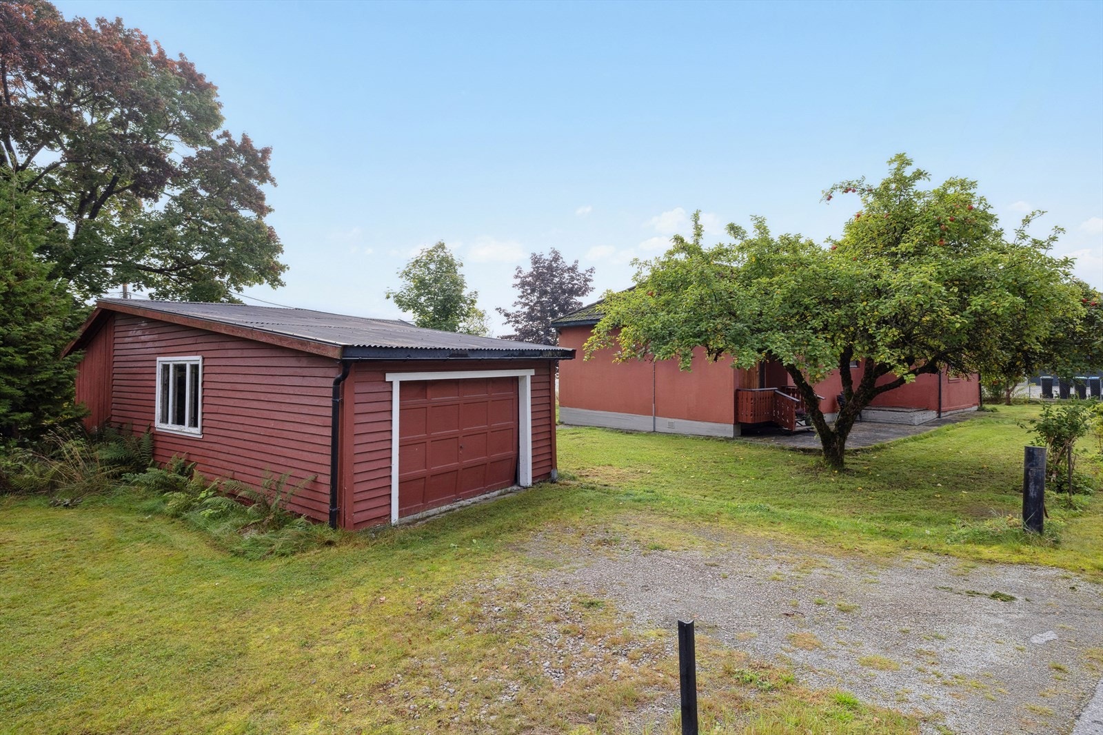 Eiendommen har en garasje oppført i 1962, samt et anneks med ukjent oppføringstidspunkt. Begge bygningene er av eldre dato og bærer preg av manglende vedlikehold og oppgraderinger. Galleribilde