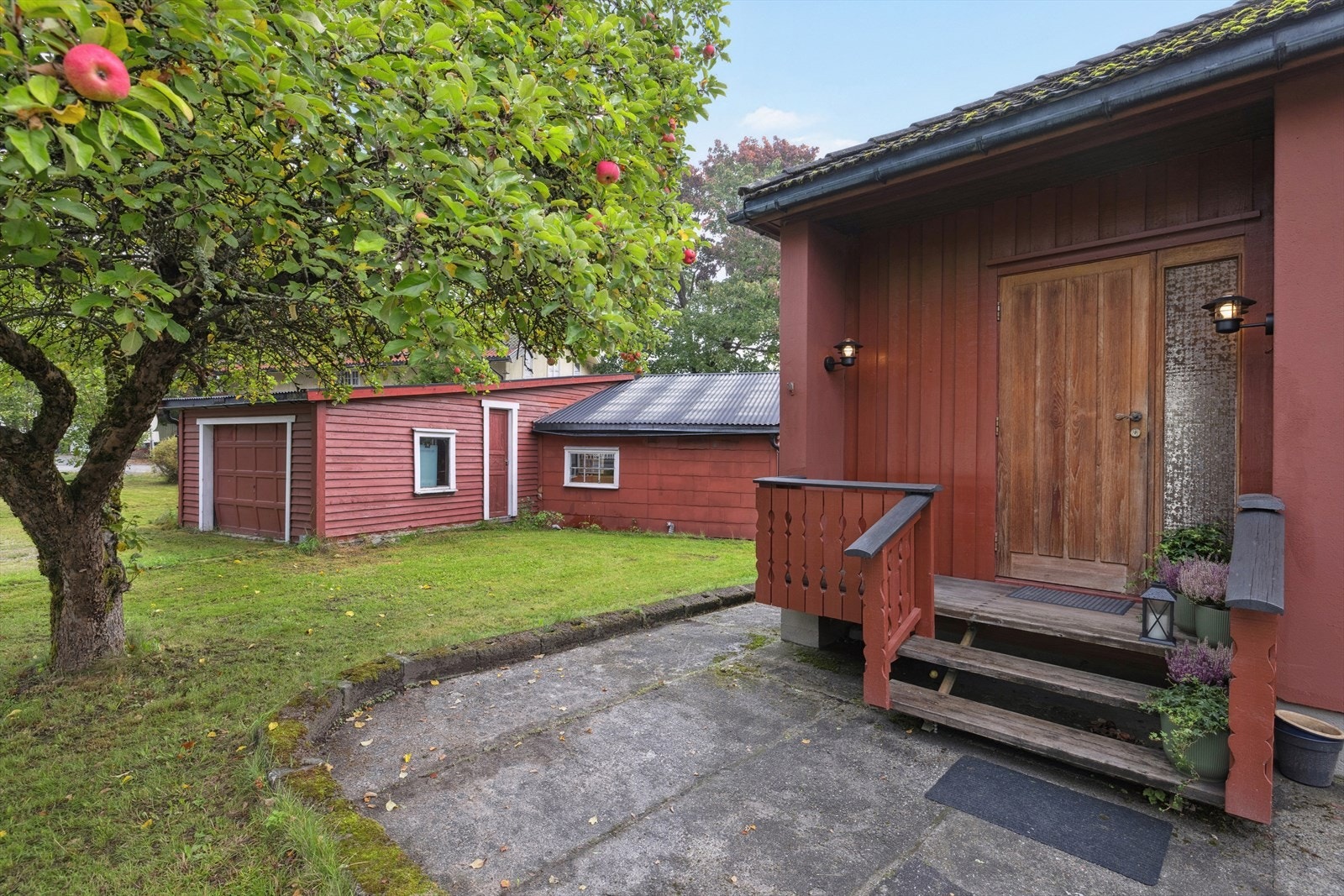 Eiendommen er pent opparbeidet med gruset biloppstillingsplass foran garasjen, støpt gangareal mellom garasje/anneks og bolig. Galleribilde