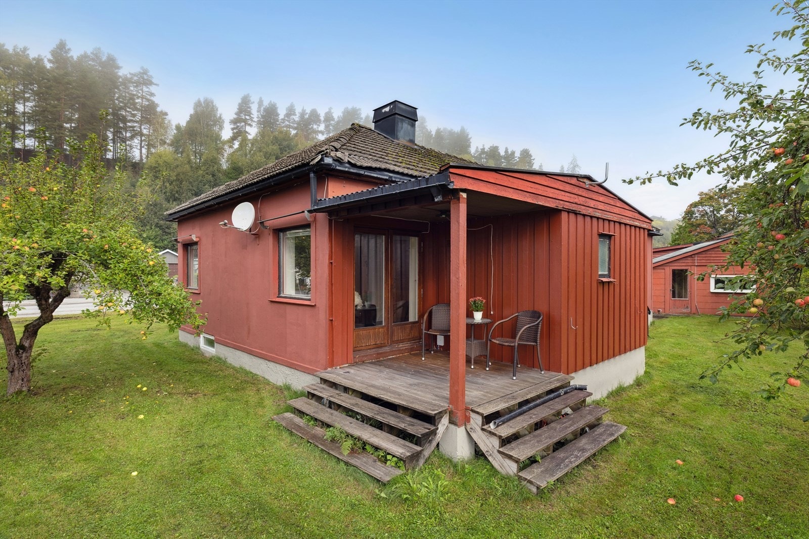 Eiendommen byr på et pent og barnevennlig plenareal - perfekt for lek, avslapning og hyggelige stunder utendørs. Galleribilde