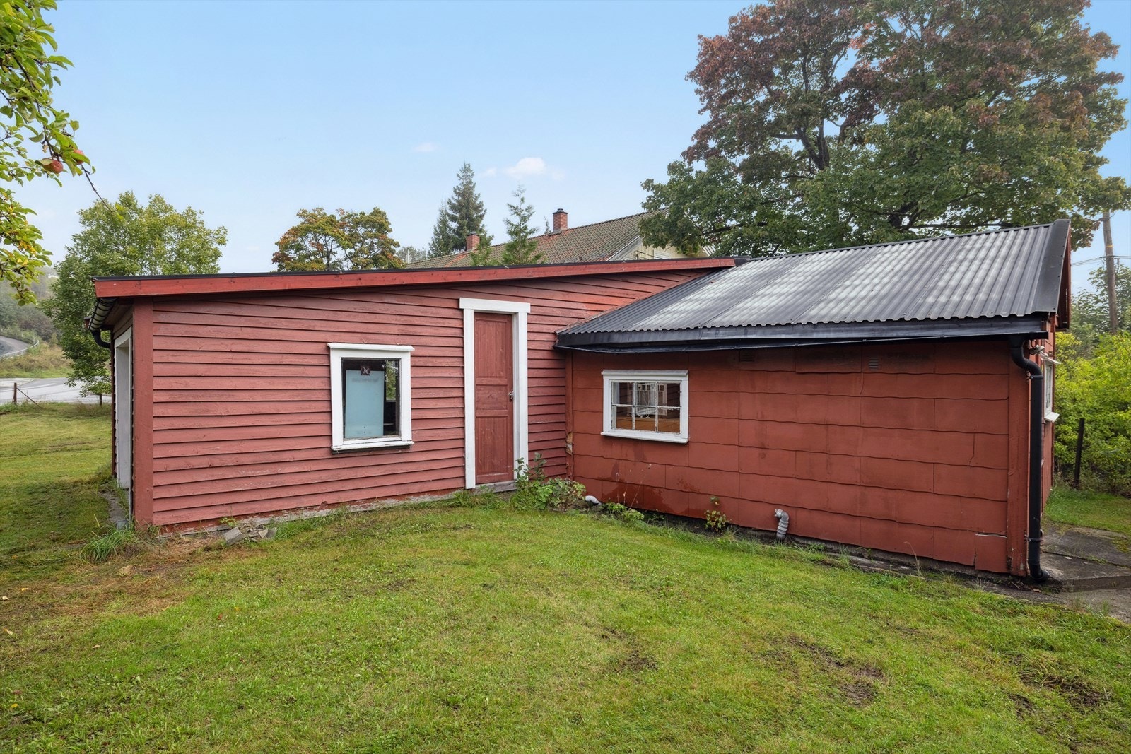 Dette gir en god mulighet for den som ønsker å restaurere eller tilpasse bygningene til egne behov - enten som praktisk lagringsplass, hobbyrom eller ekstra bruksareal. Se pkt. ferdigattest. Galleribilde