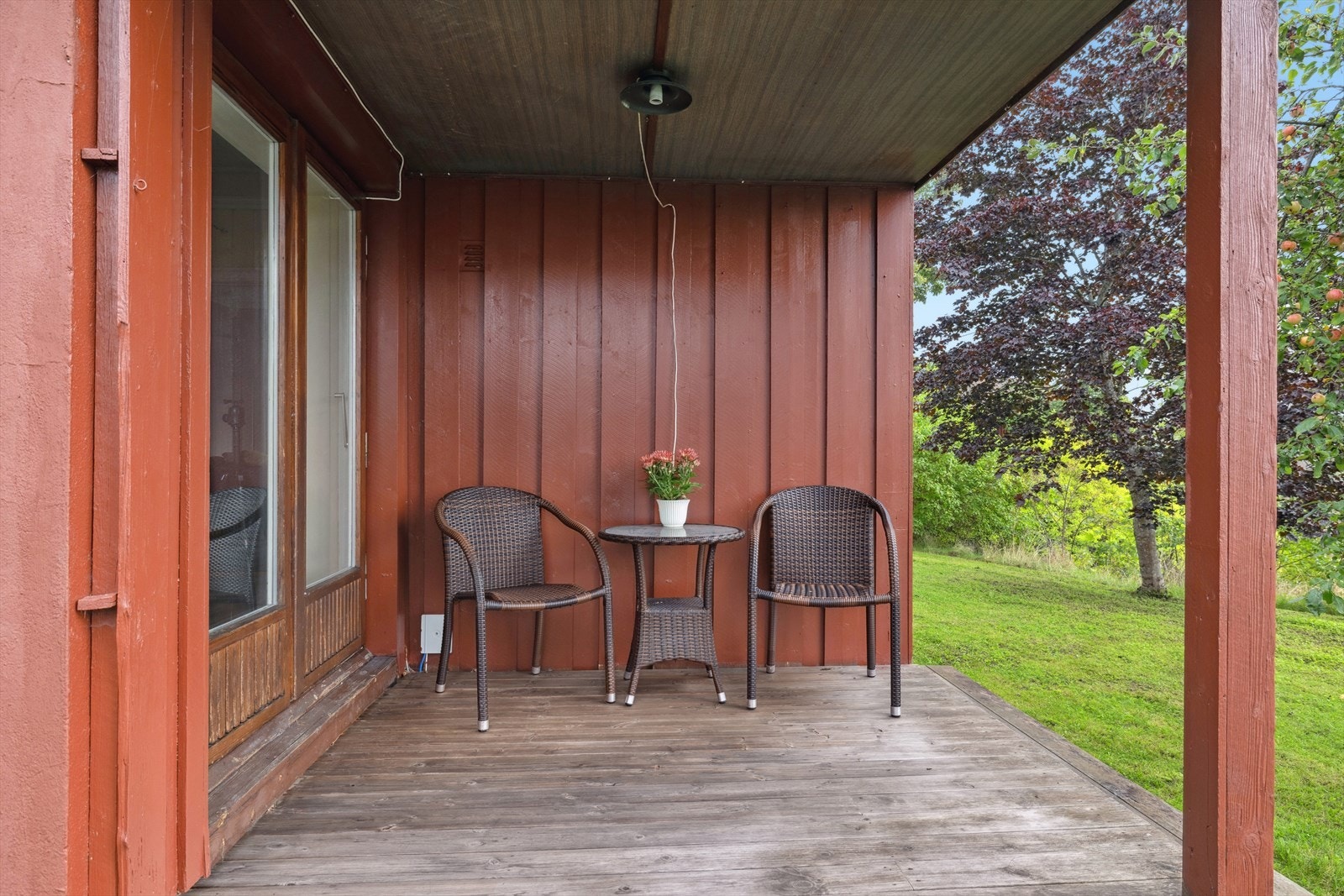 Fra stuen har du direkte utgang til en overbygget terrasse - et perfekt sted for avslapning - med trapp ned til hagen. Galleribilde