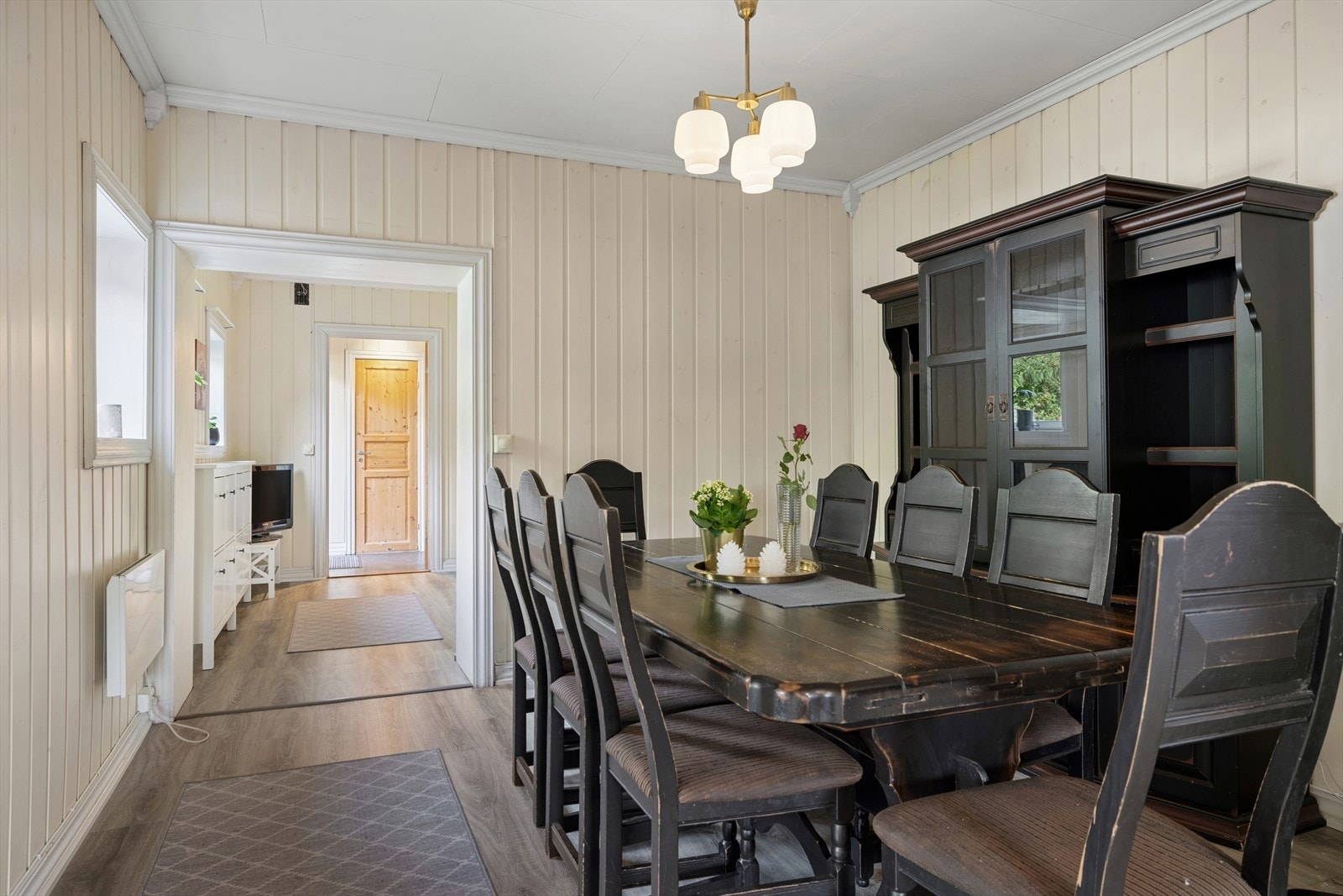 Fra mellomgangen beveger du deg inn i en romslig spisestue. Her er det god plass til lange middager og hyggelige sammenkomster. Galleribilde