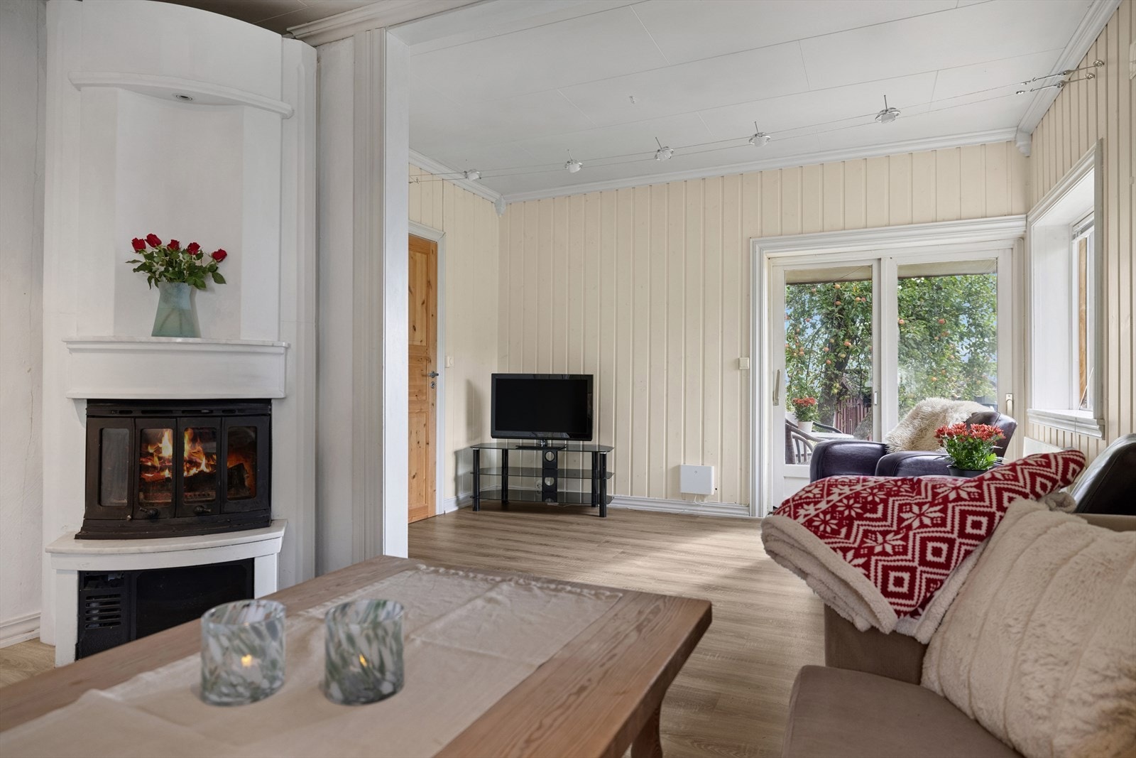 Stuen har direkte tilkobling til en av to terrasser. Galleribilde