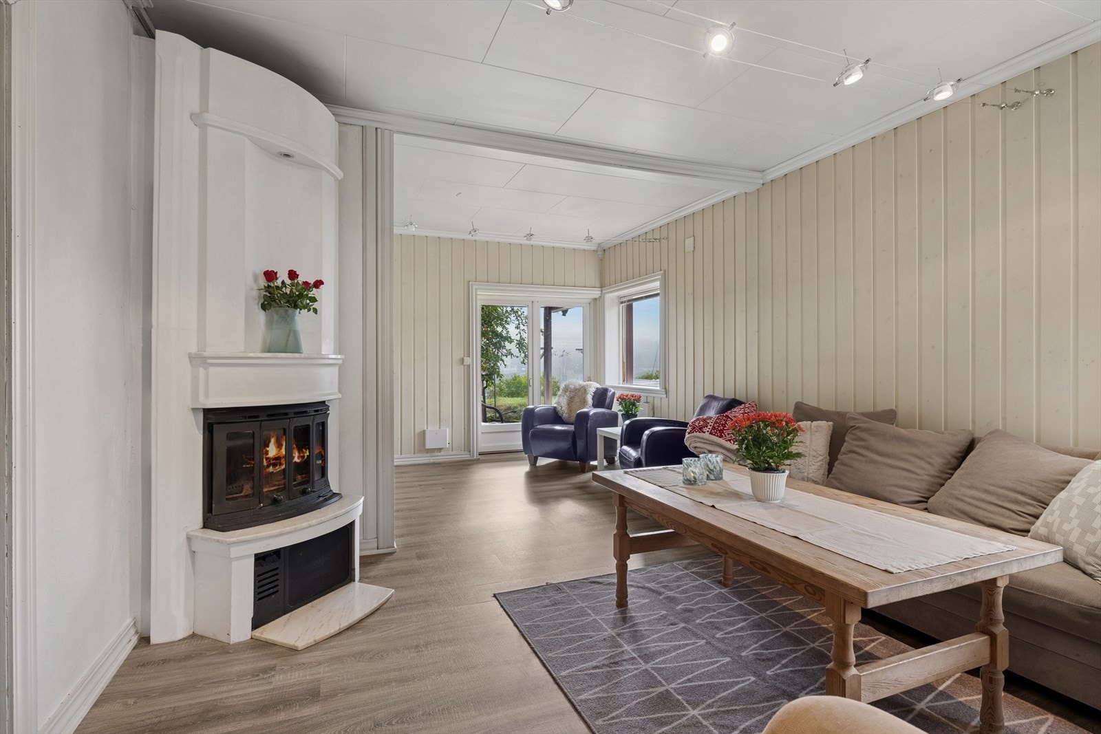 Stuen har god plass til en komfortabel sittegruppe og muligheter for oppvarming i peis. Perfekt for kalde dager. Galleribilde