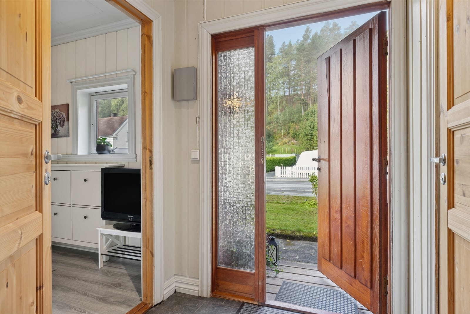 Når du trer inn i boligen, møtes du av en praktisk entré med direkte tilgang til en bod - perfekt for oppheng av yttertøy og oppbevaring. Galleribilde