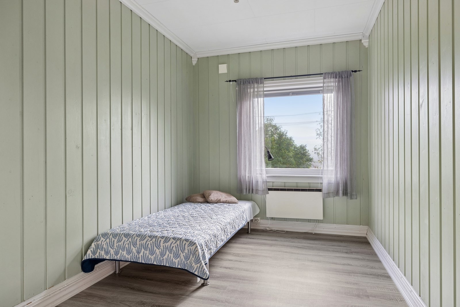 Hvert rom har vinduer som slipper inn rikelig med dagslys og gir en fin utsikt mot naturen utenfor, noe som skaper en lys og behagelig atmosfære. Galleribilde