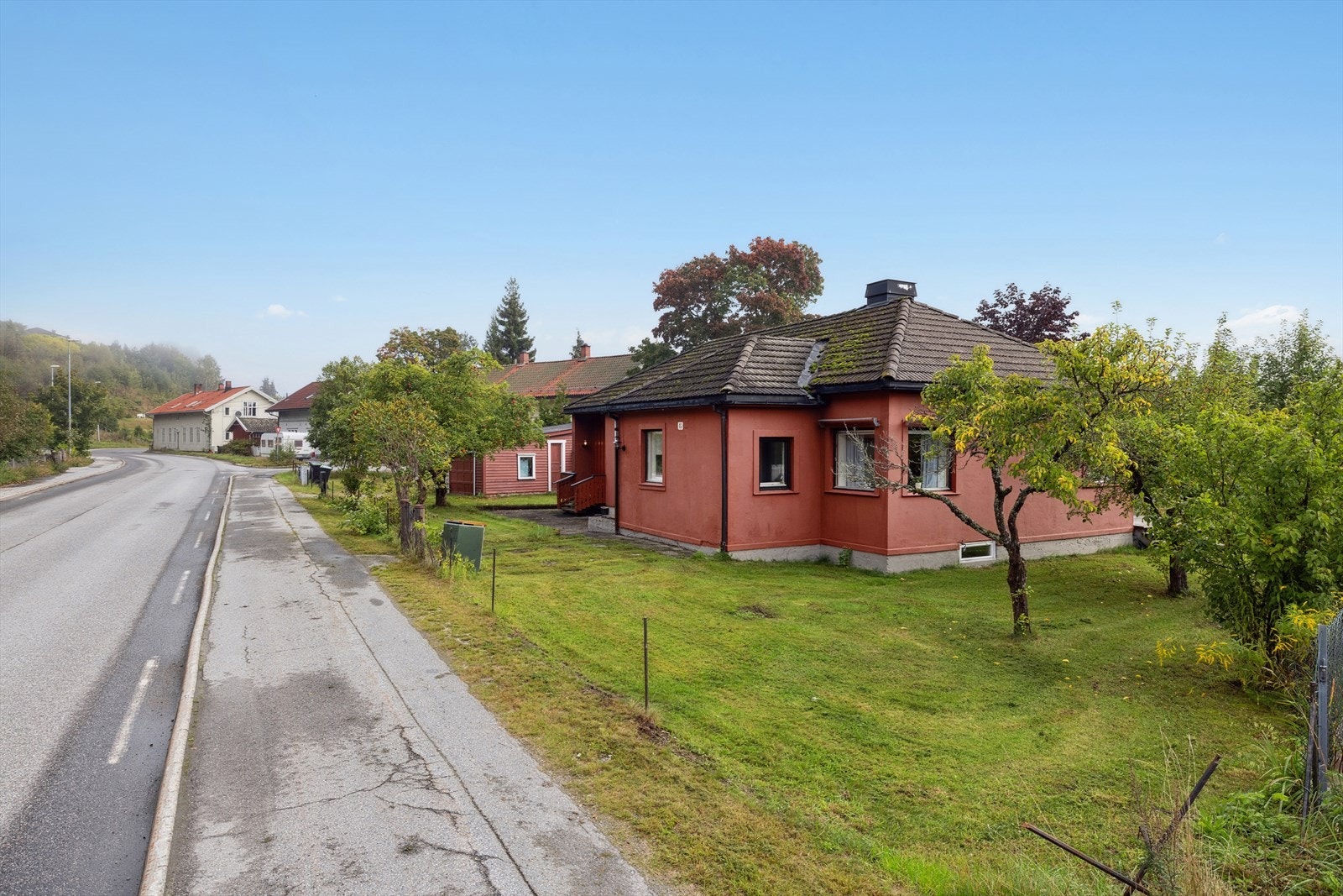 Transportmulighetene er gode. Nærmeste bussholdeplass er kun 2 minnuters gange unna og Notodden tog stasjon ligger bare 17 minutters gange fra eiendommen. For bilister er det elbillading tilgjengelig på Nesøya, kun 5 minutters kjøring unna. Galleribilde