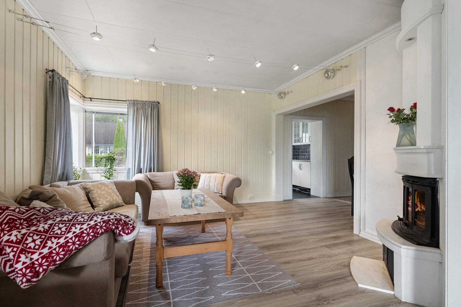 Kjøkkenet ligger noe tilbaketrukket fra stue og spisestue, og gir en praktisk arbeidsplass med mulighet for oppgradering etter egne ønsker. Galleribilde