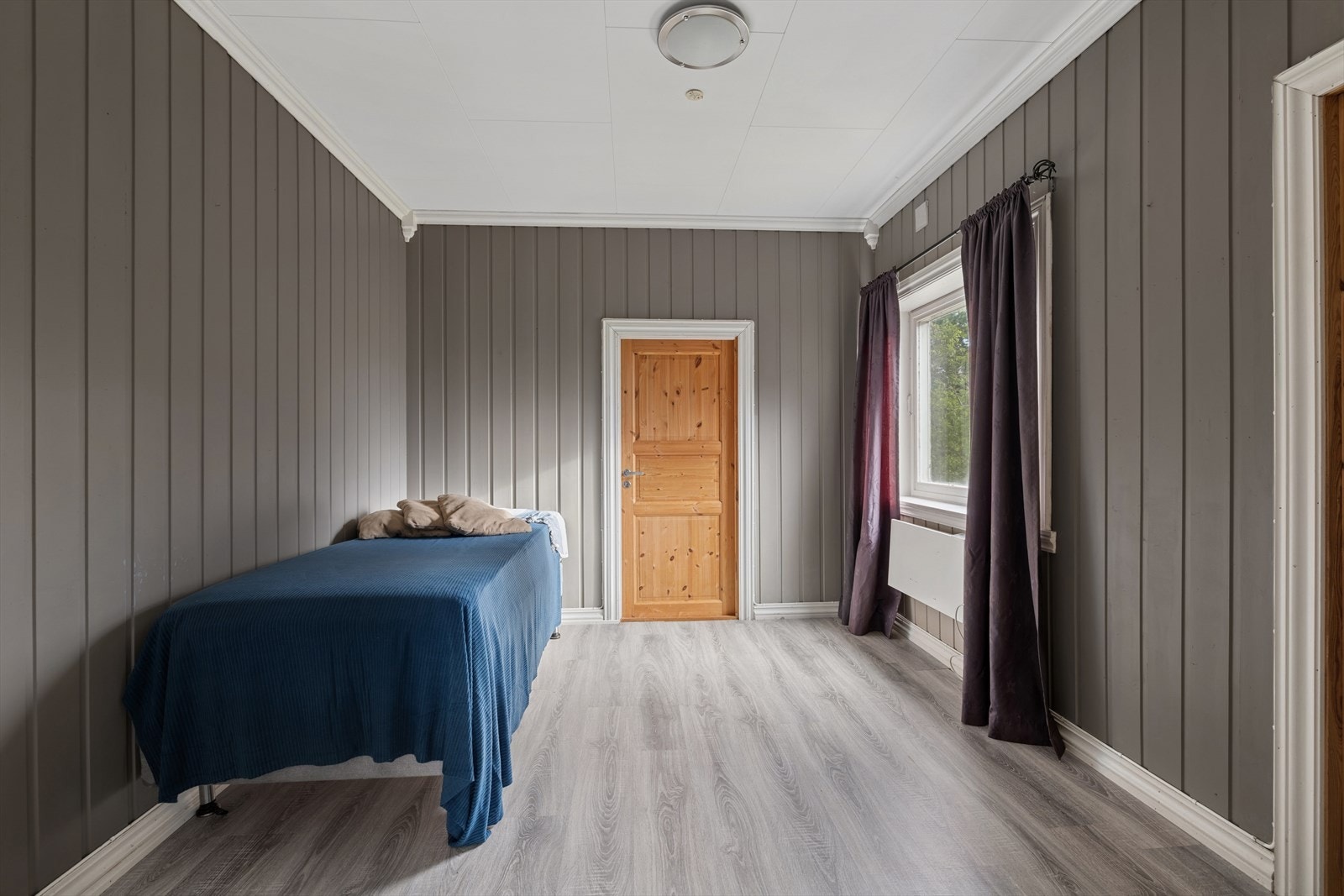 Fra stuen har du også tilgang til ett innredet rom med seng. Galleribilde