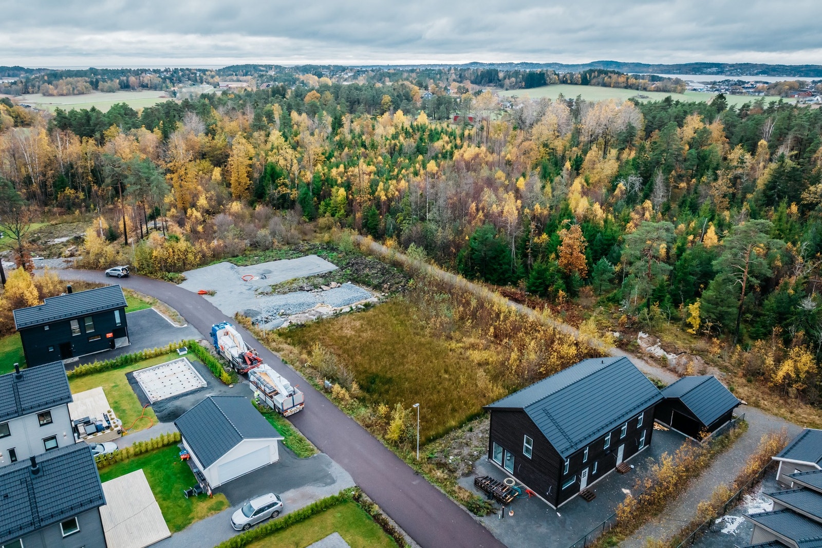 Tomten har en god internbeliggenhet og har kort vei til skole, barnehage og lekeplass. Galleribilde