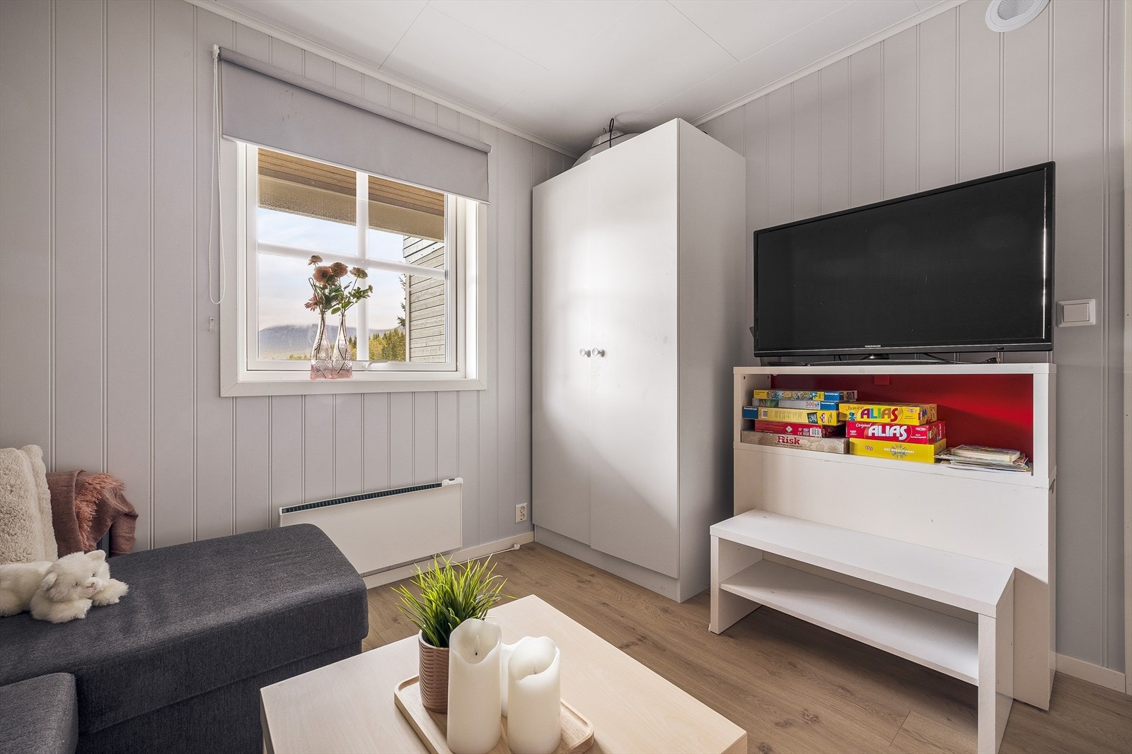 God plass til seng og garderobeløsning, eventuelt også sofaløsning som på bildet Galleribilde