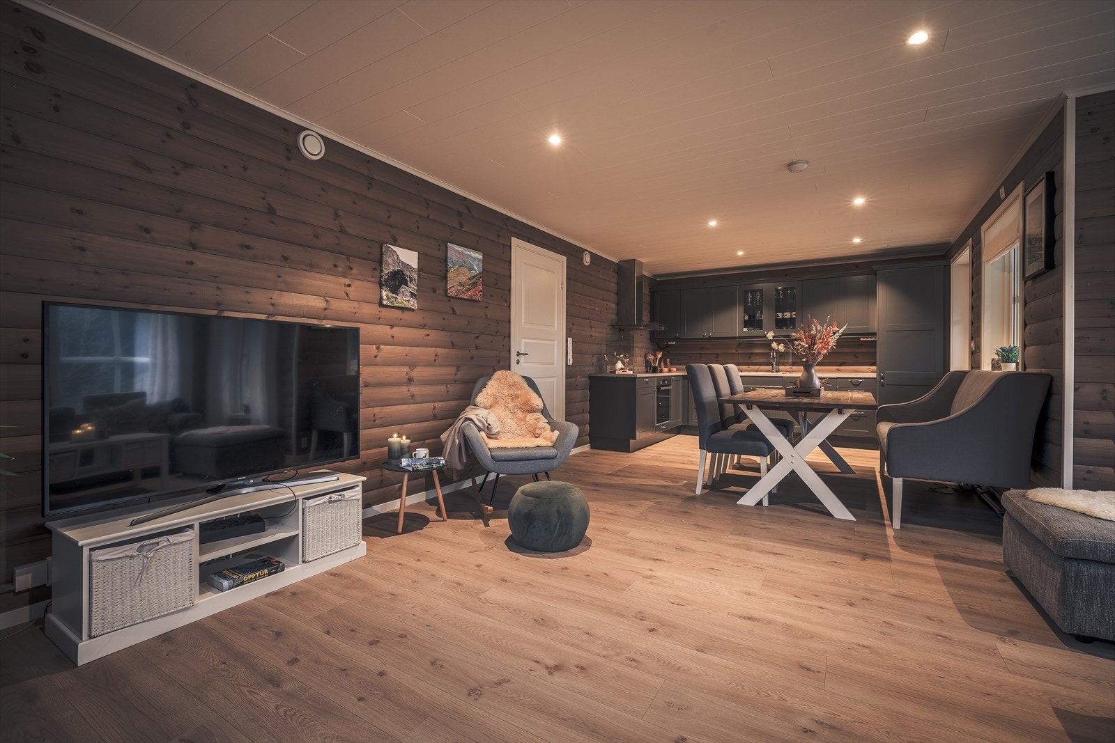 Her er det god plass til både spisebord og sofagruppe Galleribilde