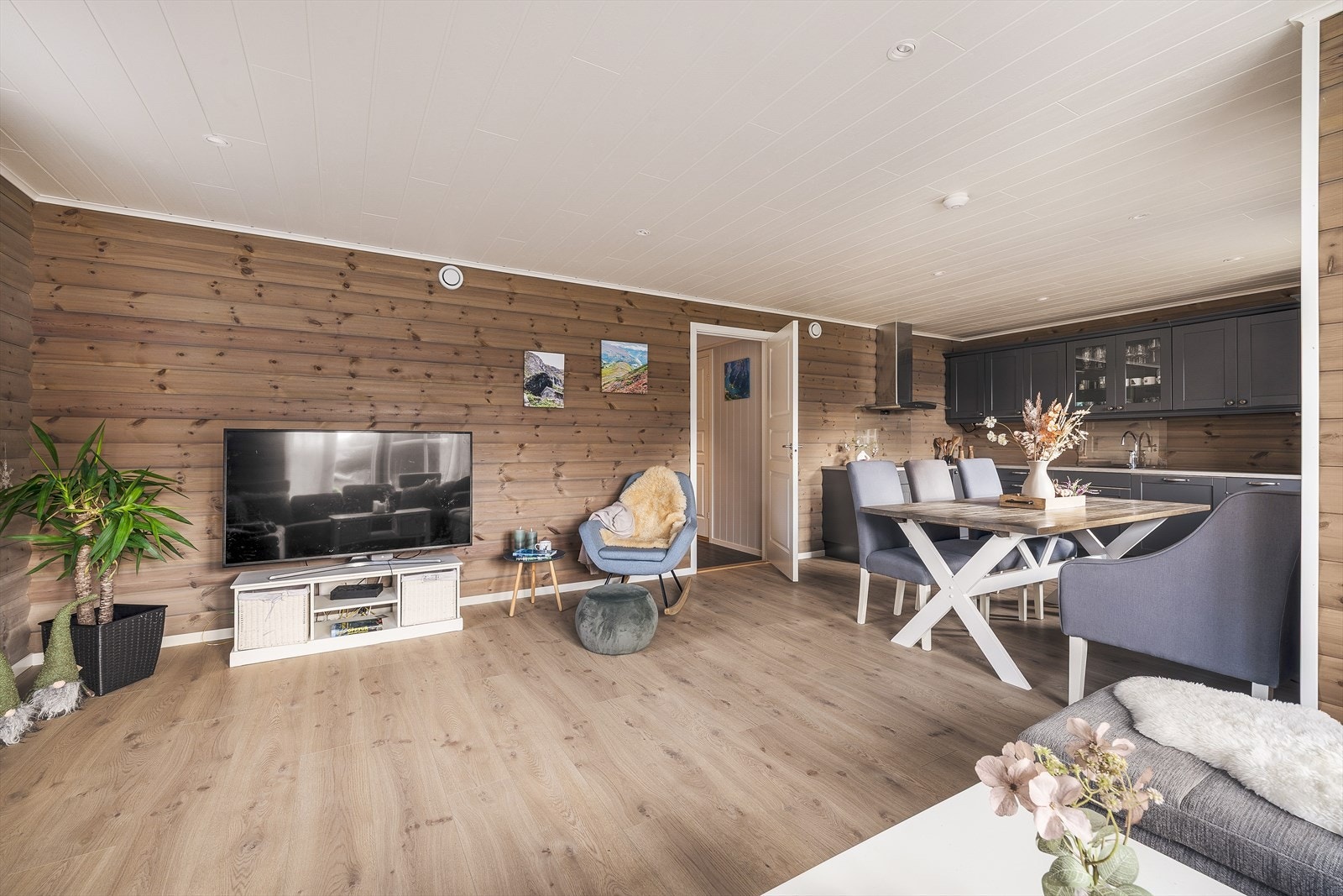 Lys og romslig stue med åpen løsning mot kjøkkenet Galleribilde