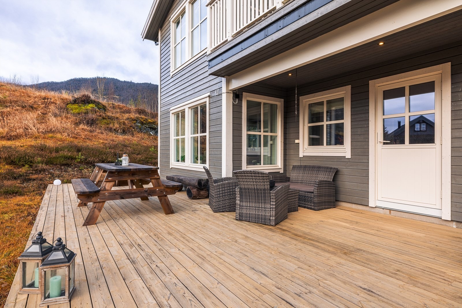 Stor og solrik terrasse på 37 kvm, med plass til både spisegruppe, loungemøbler og grill Galleribilde