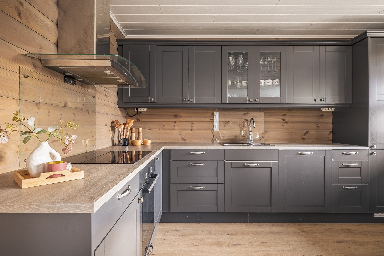 Her er også integrerte hvitevarer som oppvaskmaskin, platetopp, stekeovn og kjøl/fryseskap Galleribilde