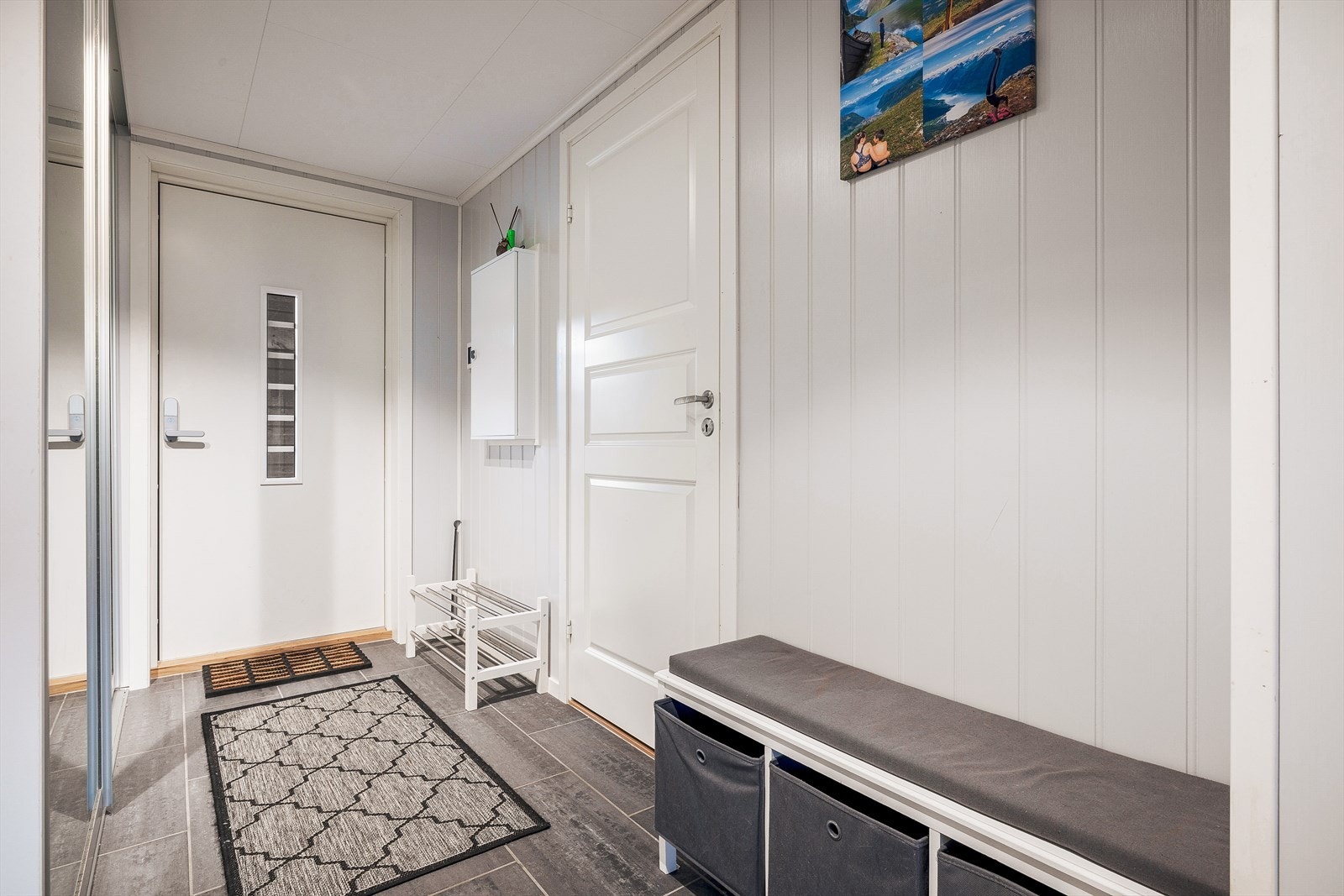 Innbydende entré med flislagt gulv og praktiske løsninger Galleribilde