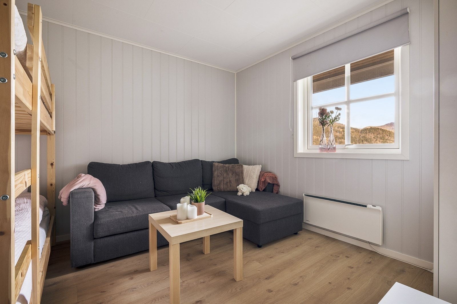 Hovedsoverommet er romslig med laminatgulv og smartpanel på veggene Galleribilde