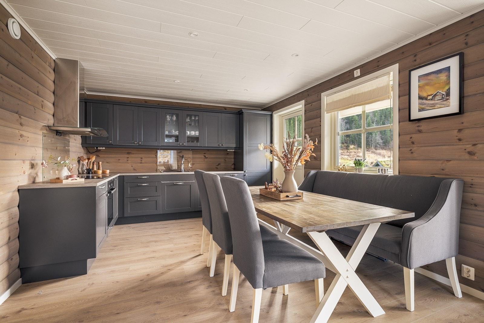 Kjøkkenet er fra Sigdal med profilerte fronter og laminert benkeplate Galleribilde