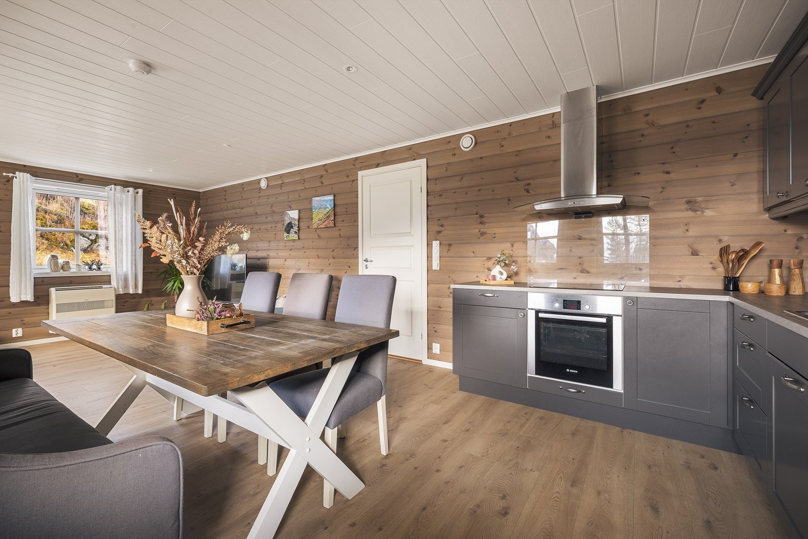 Glassplate bak vask og platetopp, praktisk med tanke på rengjøring Galleribilde