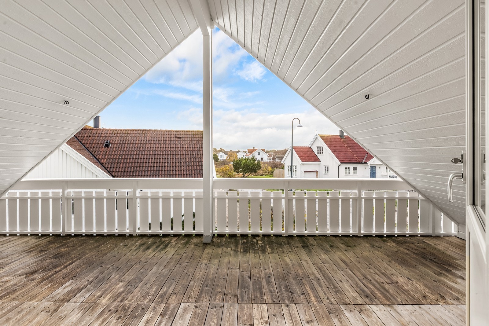 Stor, overbygget uteplass utenfor stuen i 2. etasje - Uteplassen vender mot sørvest Galleribilde