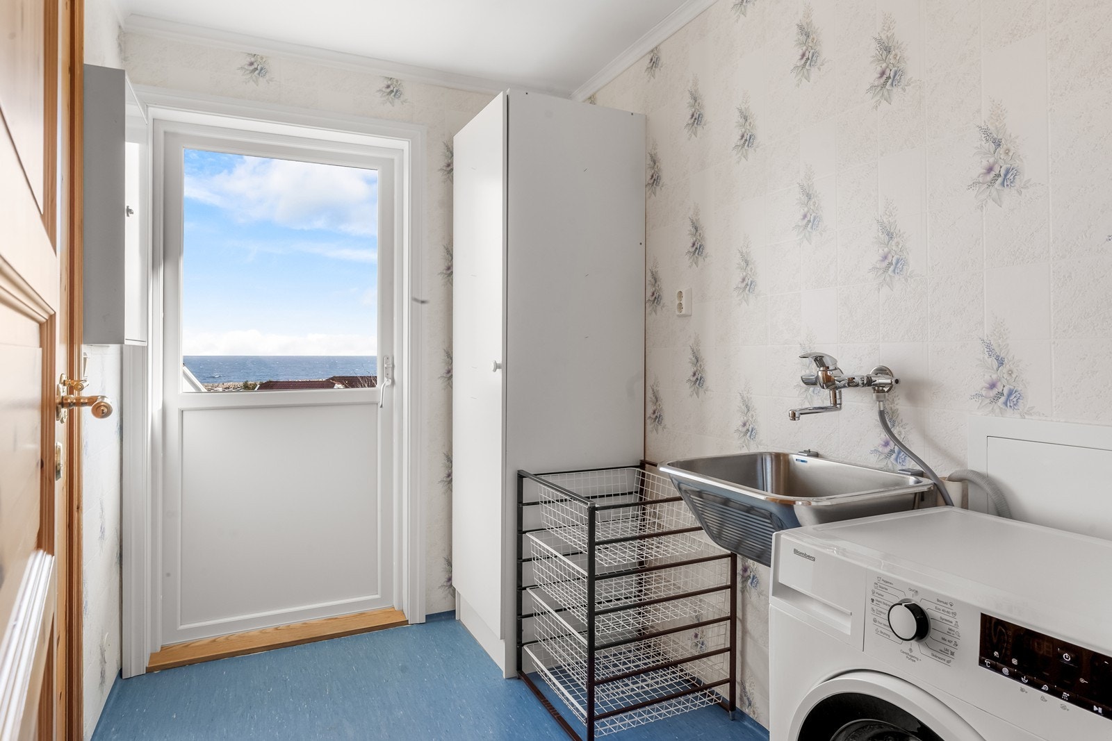 Vaskerommet ligger innenfor kjøkkenet og har adkomst ut, til uteplass med flott sjøutsikt Galleribilde