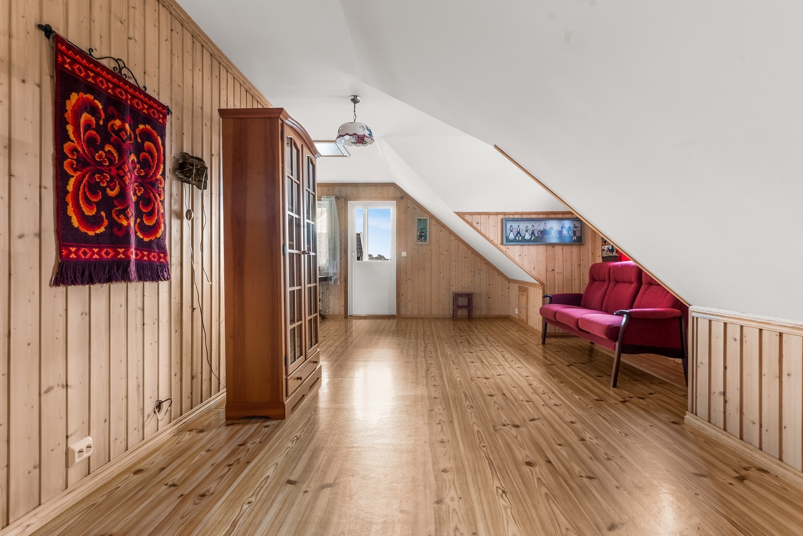 Stort oppholdsrom med hybelkjøkken i den sydvestre delen av 2. etasje. Rommet er på ca. 36 m2 og har utgang til stor overbygget uteplass Galleribilde