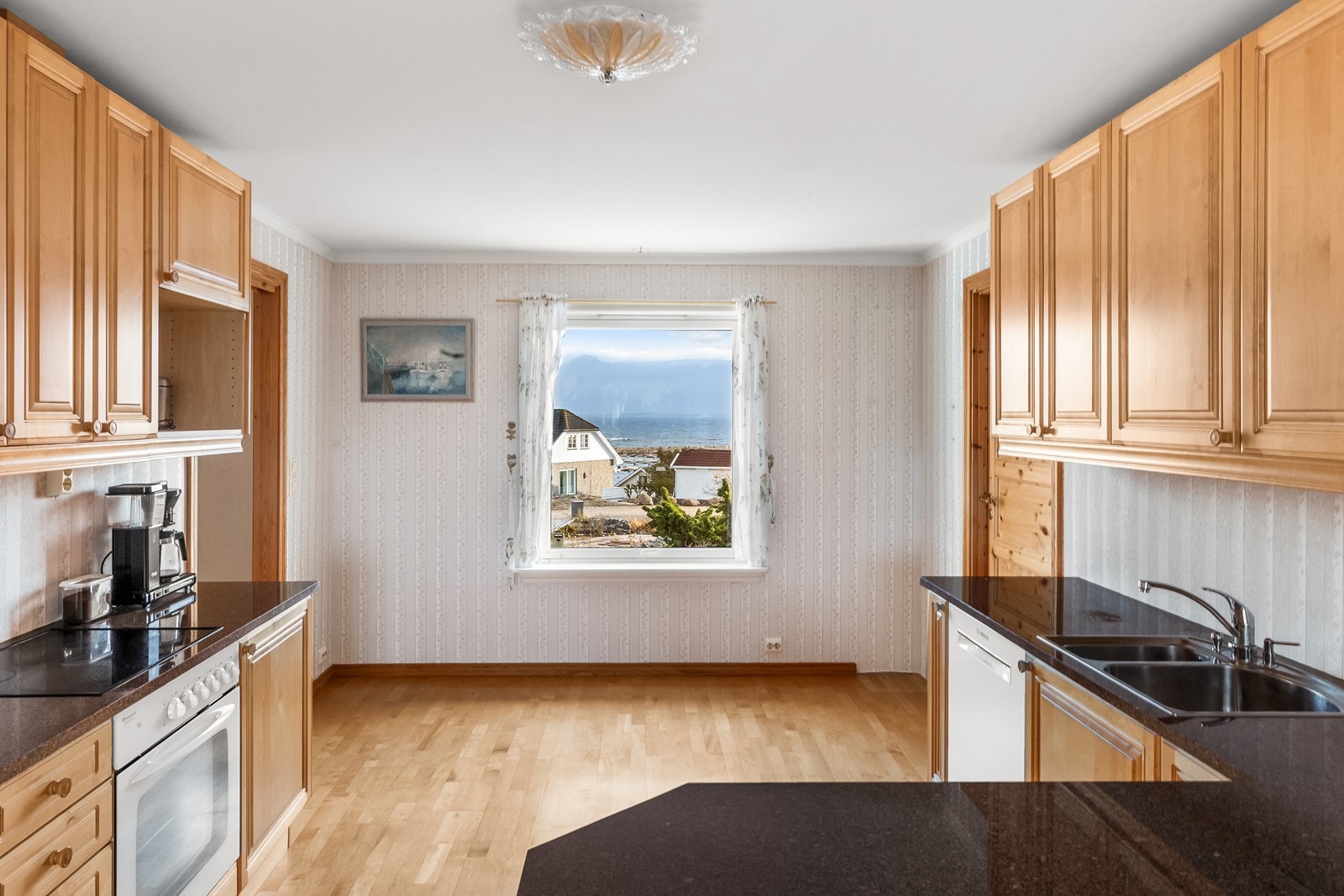 Det er plass til kjøkkenbord foran vinduet på kjøkkenet - Fin utsikt Galleribilde