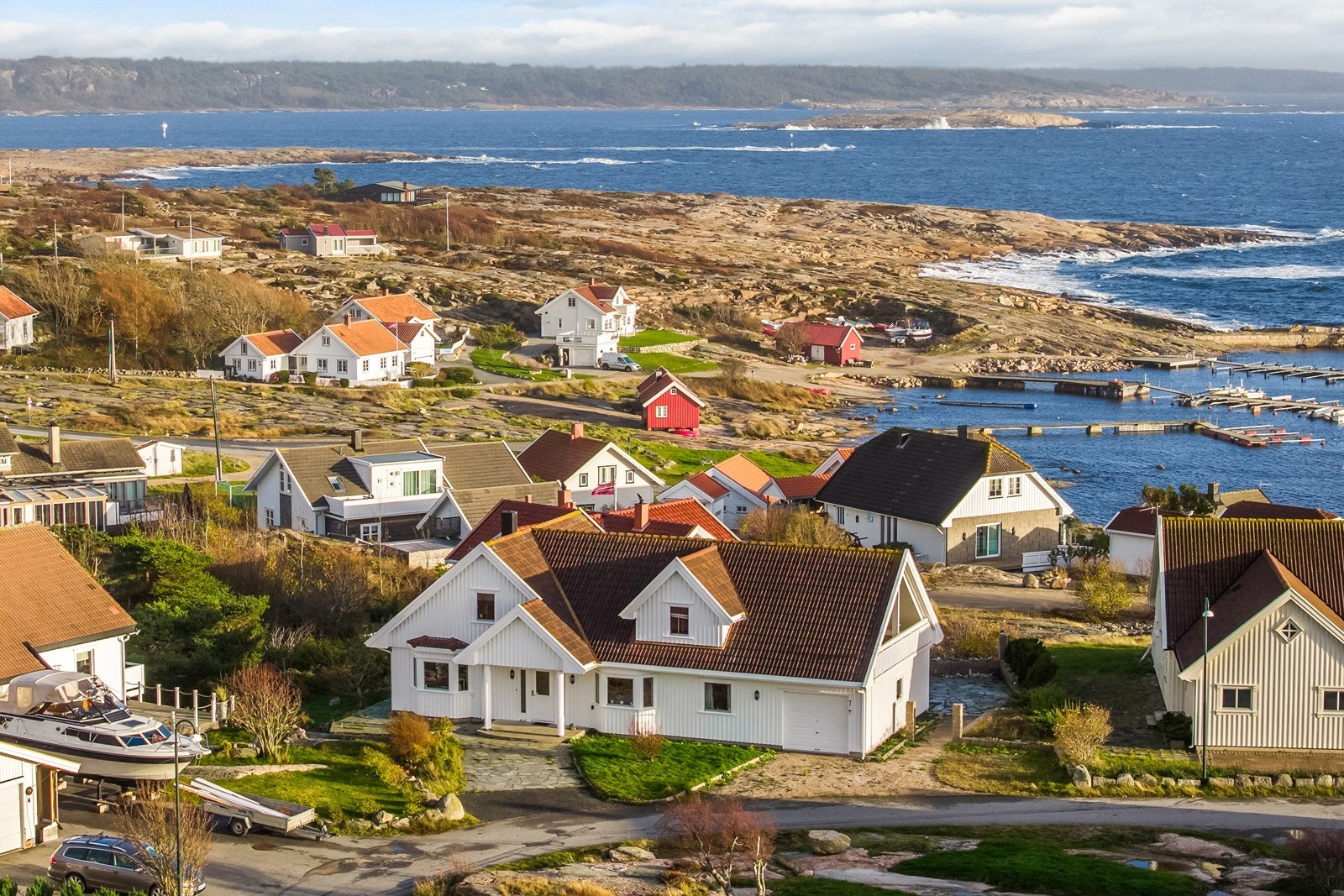Velkommen til Varden 7 - Romslig og høytliggende enebolig med flott sjøutsikt - Ca. 100 m til friområde med badeplass i Vikerhavn Galleribilde