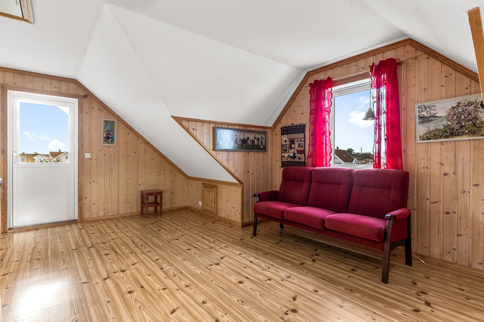 Stort oppholdsrom med hybelkjøkken i den sydvestre delen av 2. etasje. Rommet er på ca. 36 m2 og har utgang til stor overbygget uteplass Galleribilde