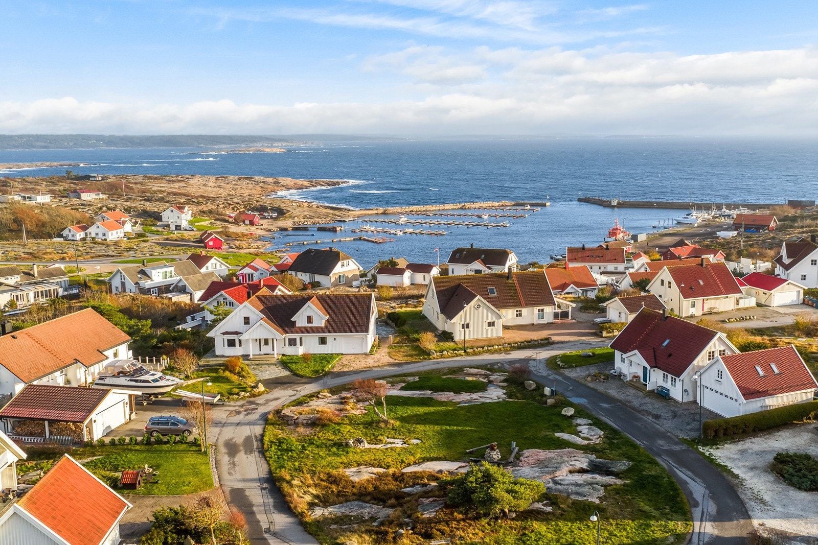 Innenfor moloene i Vikerhavn er det badeplass, volleyball- og fotballbane og sommeråpen restaurant Galleribilde