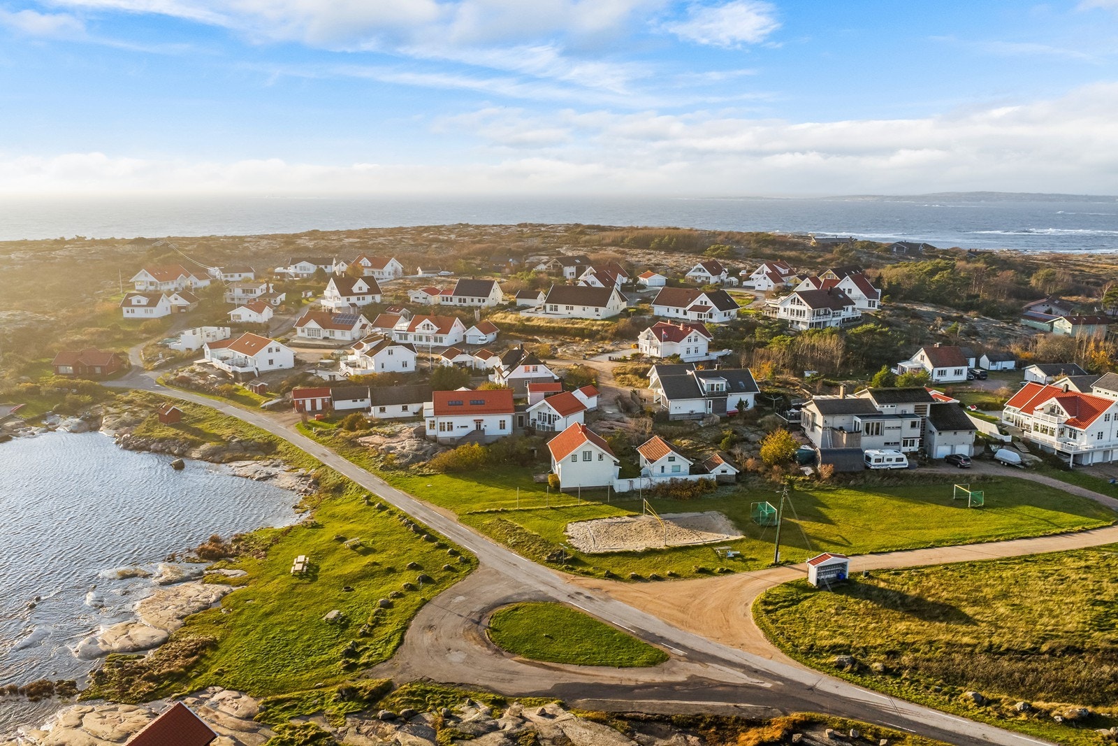 Flotte friområder med volleyball og fotballbane, gressbakke og en liten strand Galleribilde