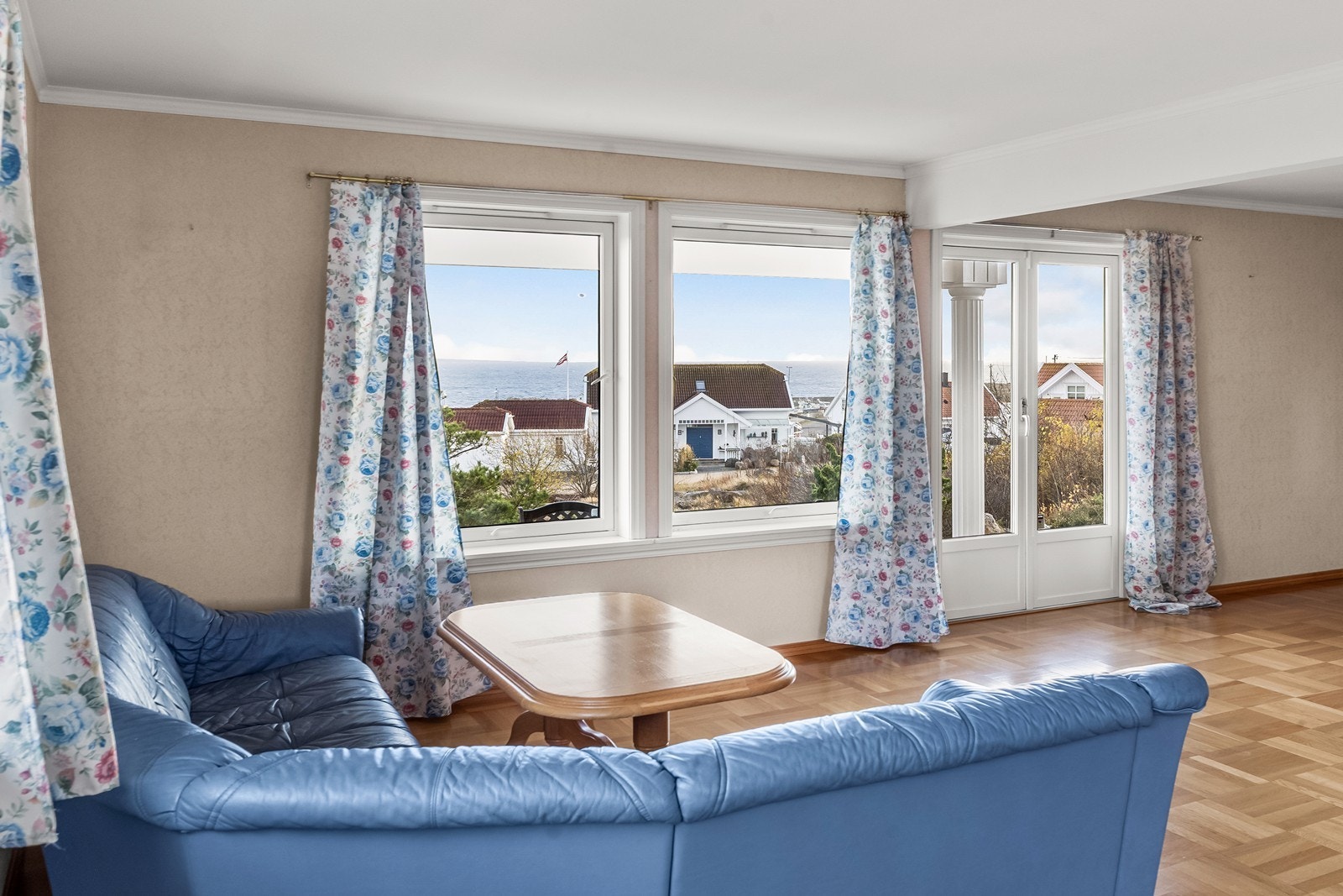 Flott utsikt, fra stuen i første etasje Galleribilde