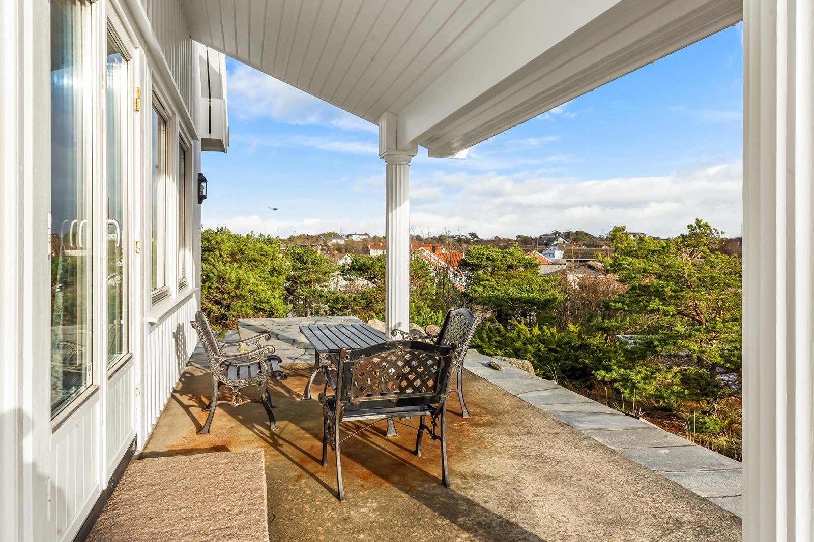 Delvis overbygget uteplass utenfor stuen i første etasje Galleribilde