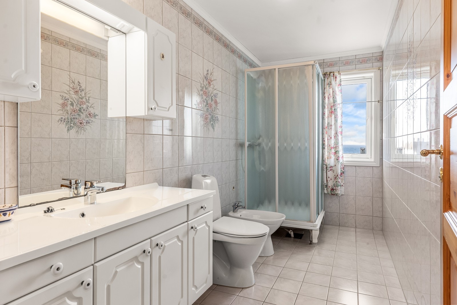 Badet i første etasje har adkomst fra soverommet Galleribilde