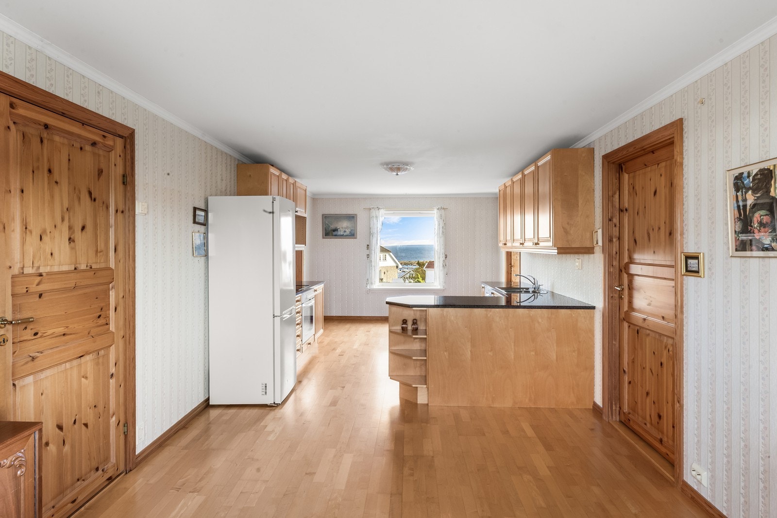 Kjøkkenet er på ca. 25 m2 Galleribilde