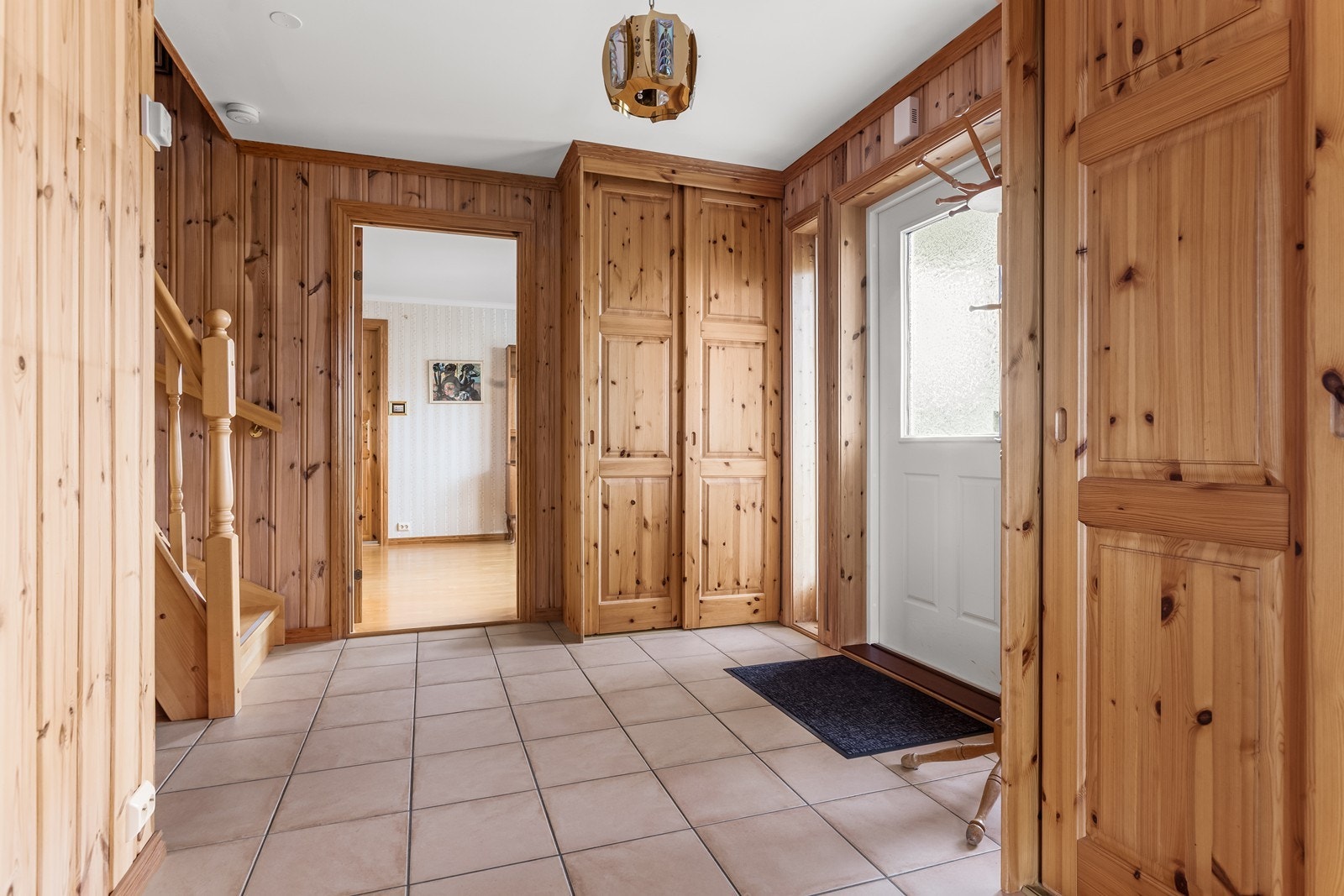 Fra hallen i 1. etasje. Rett frem er kjøkkenet, til venstre er det wc og bak deg er del av vinkelstuen Galleribilde