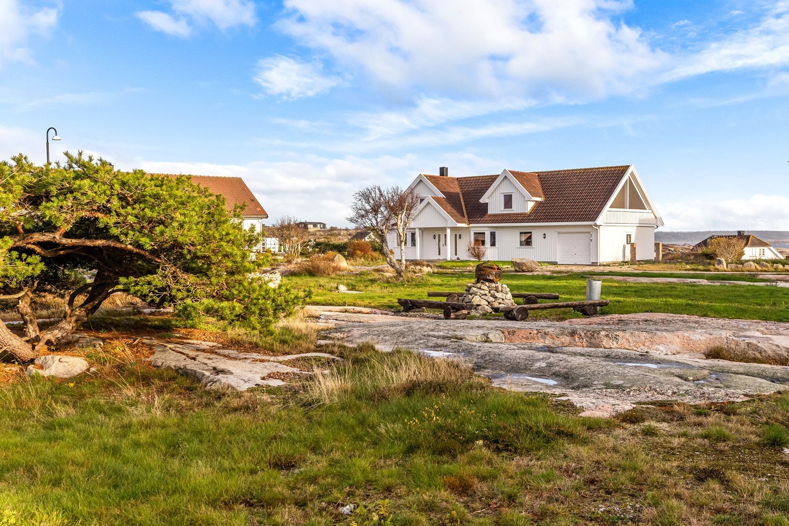 Bildet er tatt fra friarealet som boligene innerst i gaten er plassert rundt Galleribilde