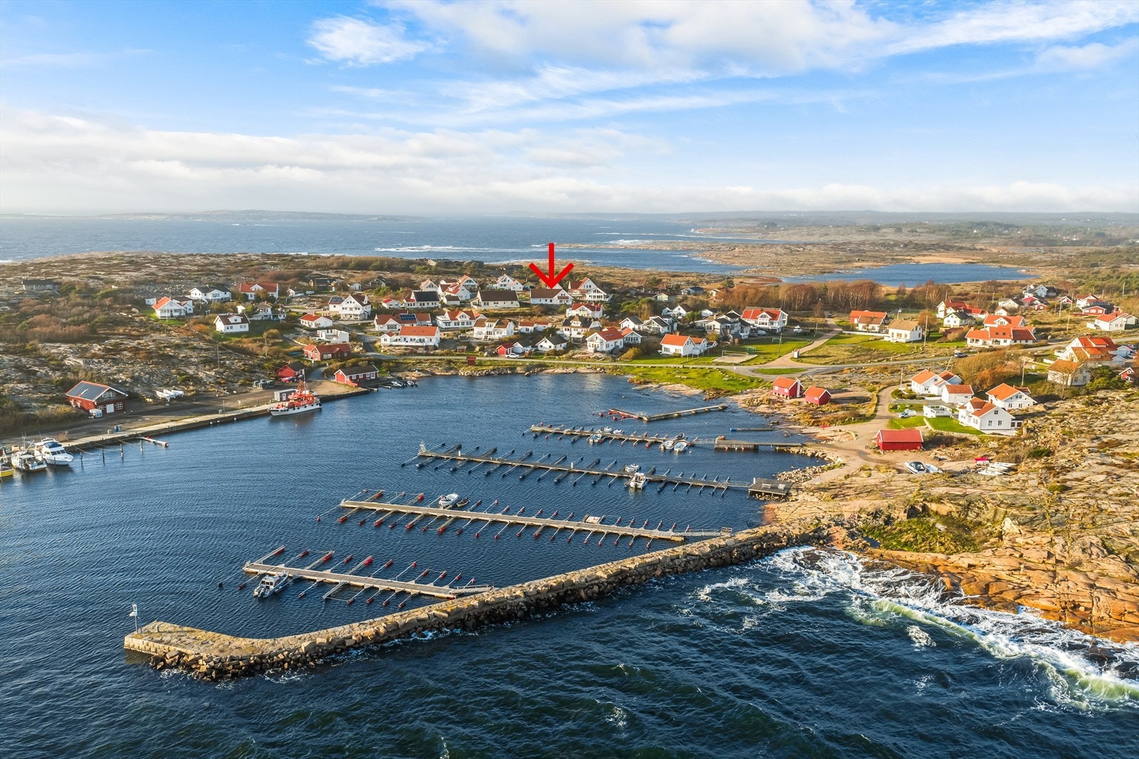 Nedenfor boligen og innenfor moloen er det friområder med gressbakke, badeplass, volleyballbane, fotballbane og en sommeråpen restaurant Galleribilde