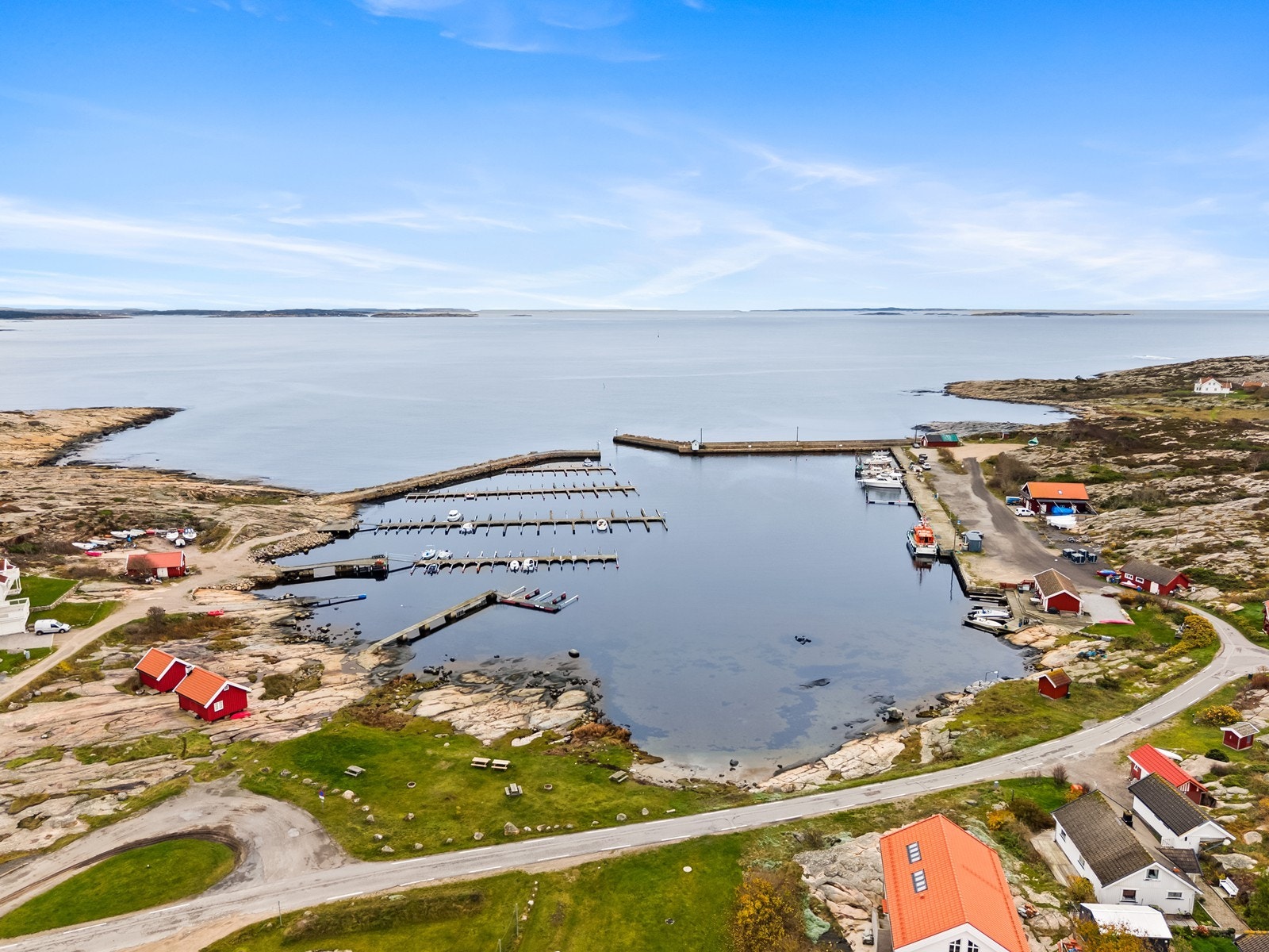 Oversikt over Vikerhavn og friområdet med badestrand Galleribilde