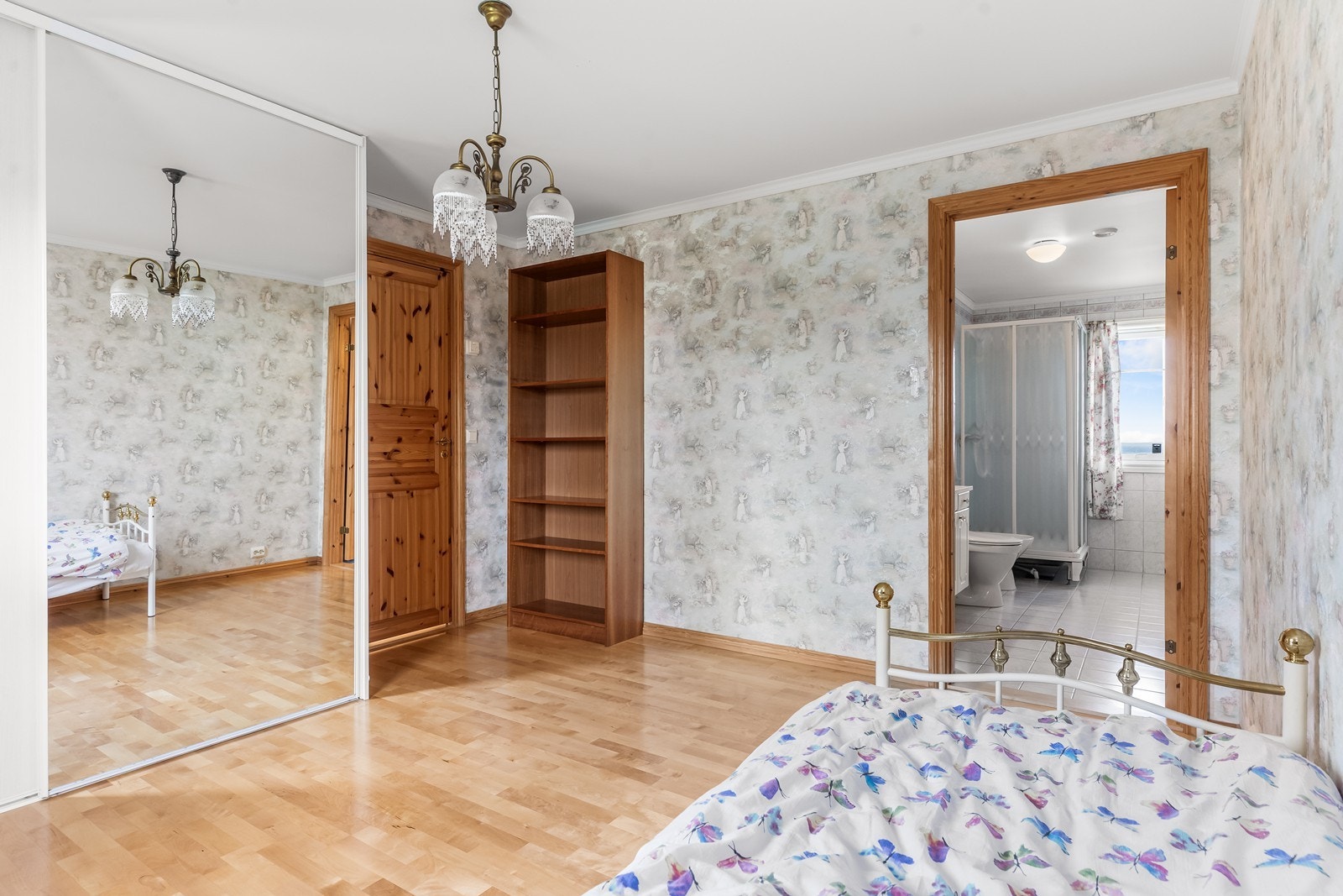 Direkte adkomst til bad fra soverommet i 1. etasje Galleribilde