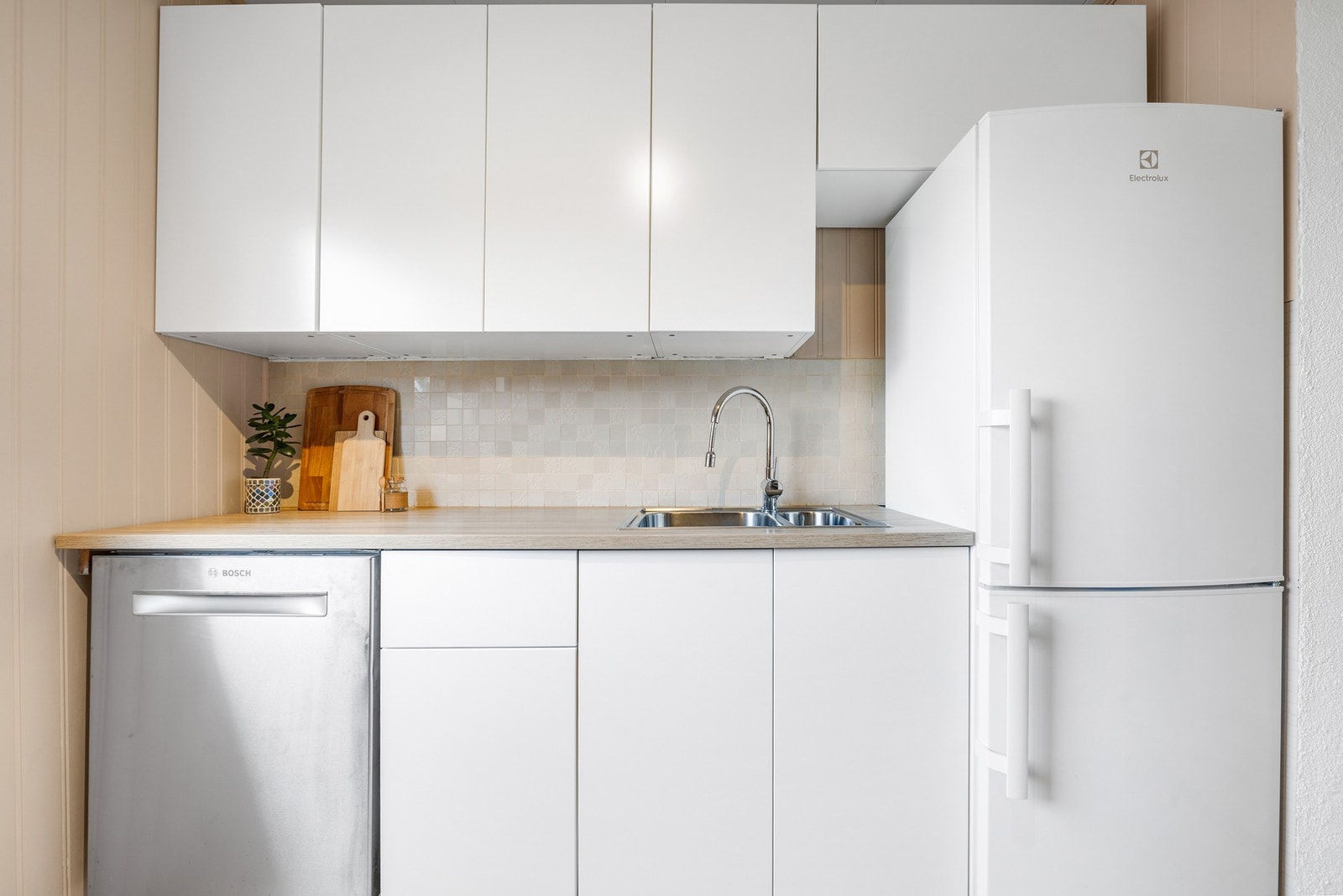 Lys og moderne innredning og flis på vegg. Galleribilde