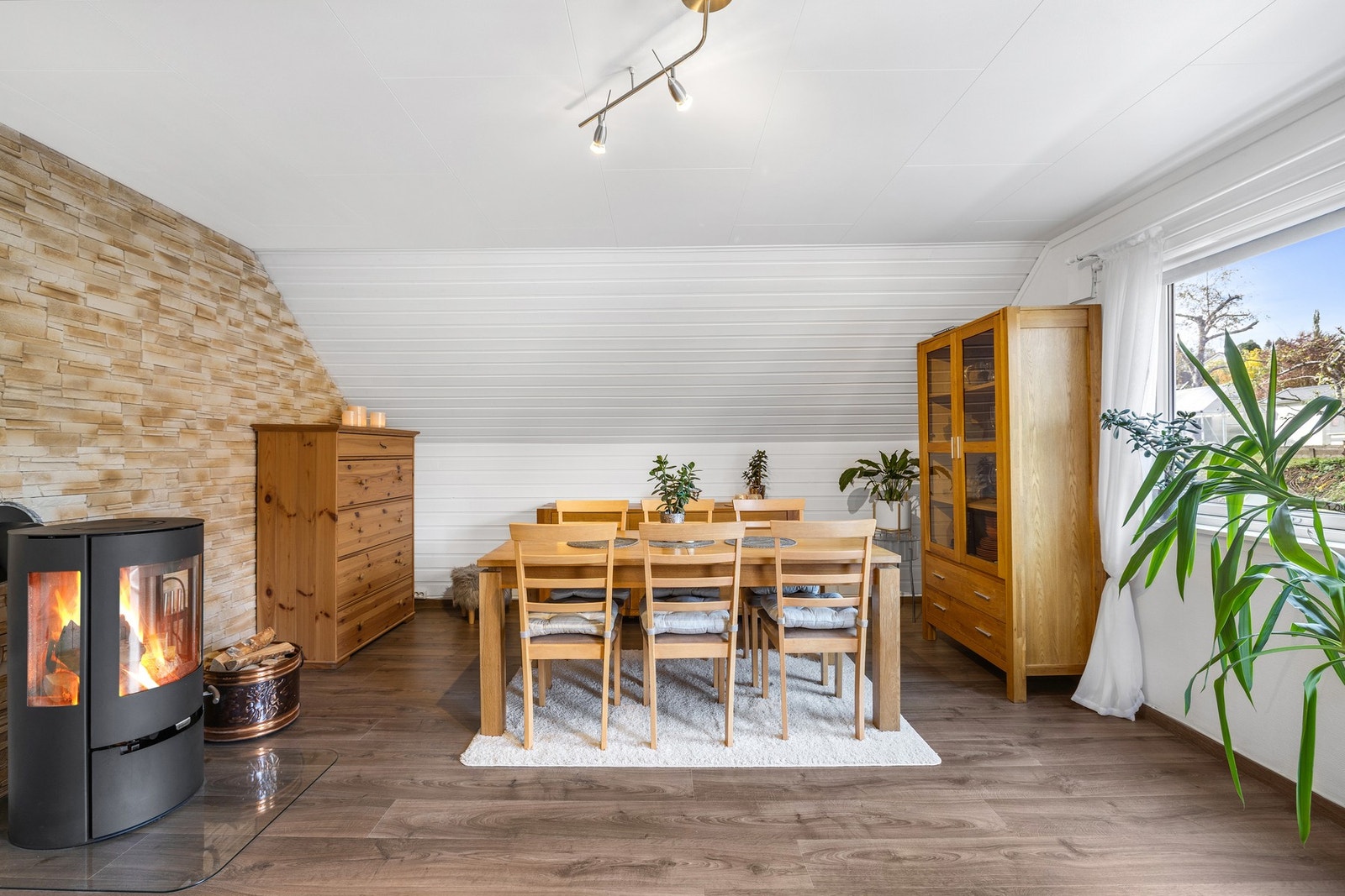 Det er god plass til en hyggelig spisestue. Galleribilde