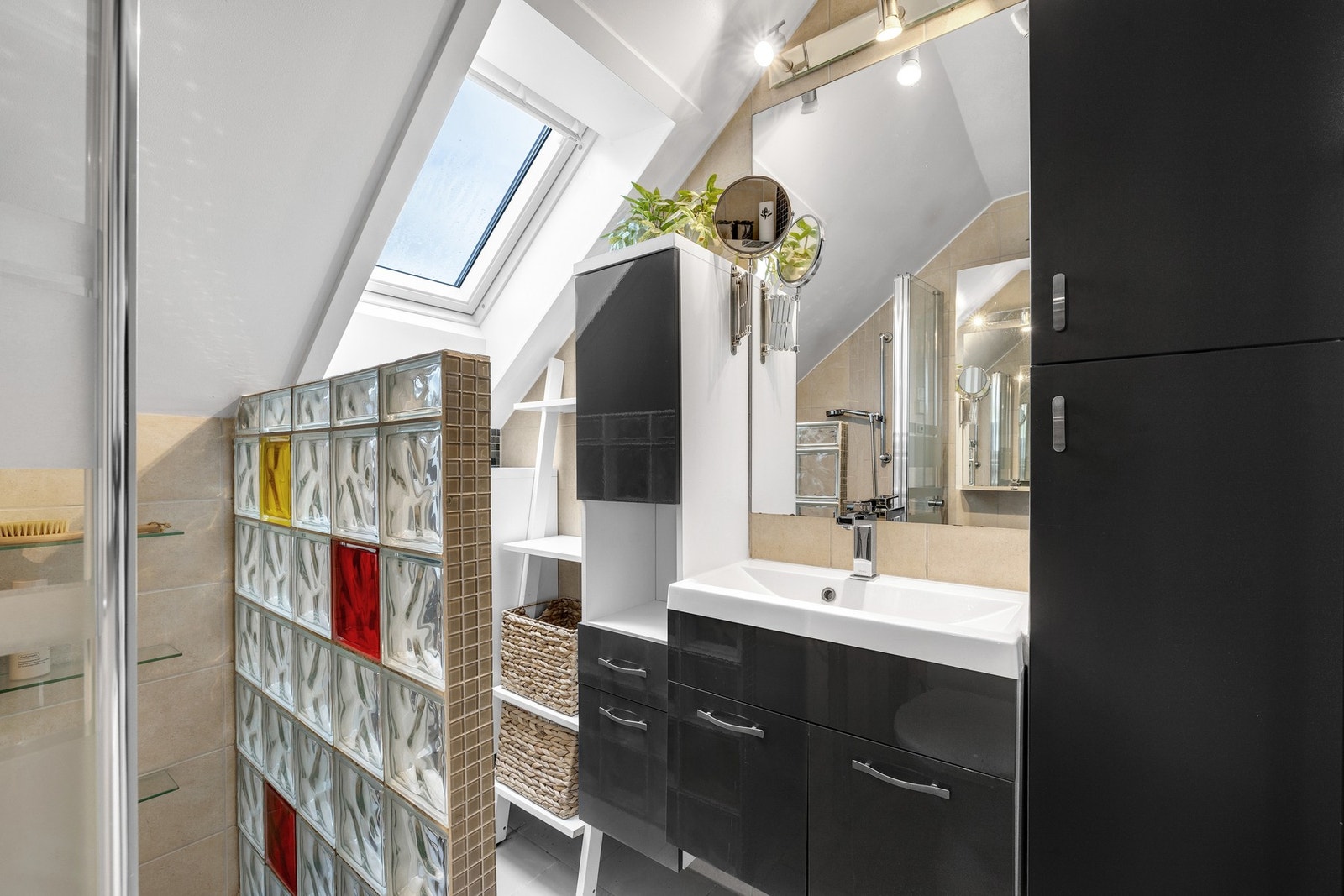 God oppbevaringsplass i baderomsinnredningen. Galleribilde