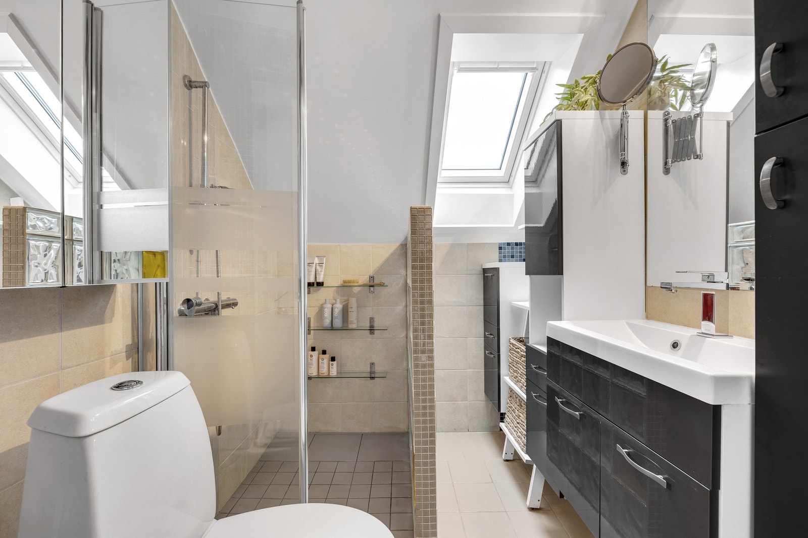 Flislagt bad med varmekabler i gulvet. Galleribilde