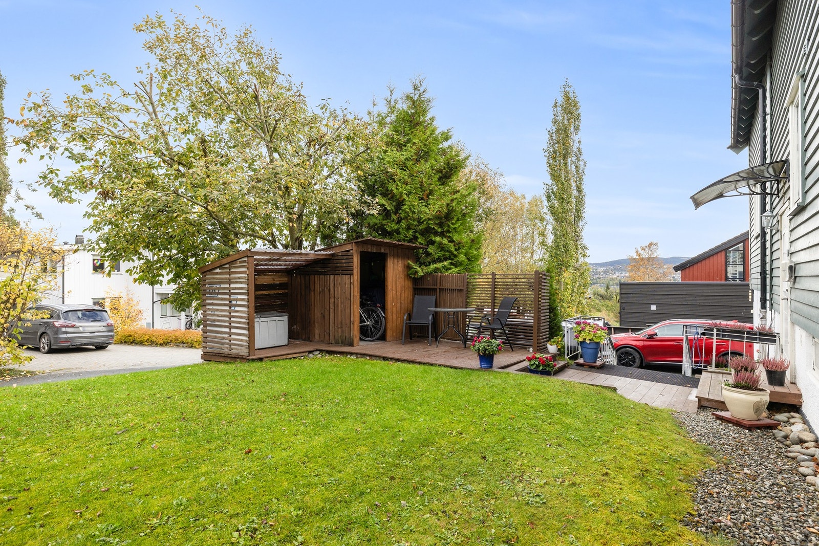 Felles hage med terrasse og redskapsbod. Galleribilde