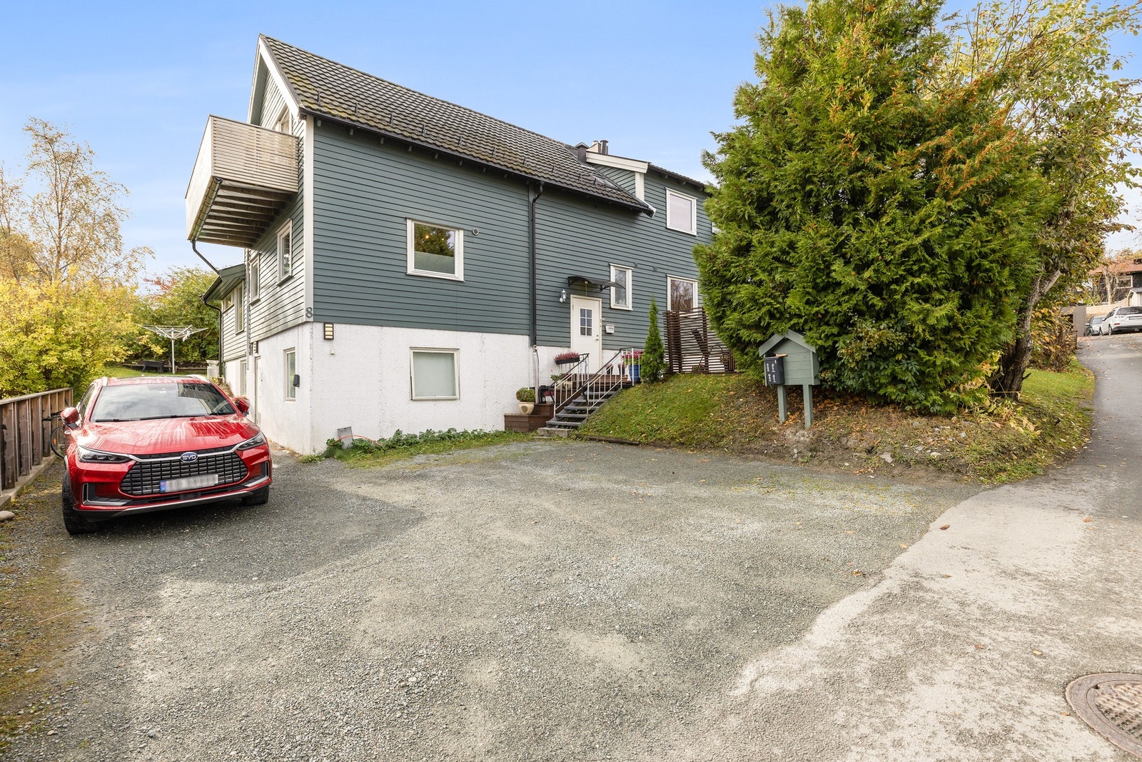 Seksjonen disponerer to parkeringsplasser i gårdsplassen. Galleribilde